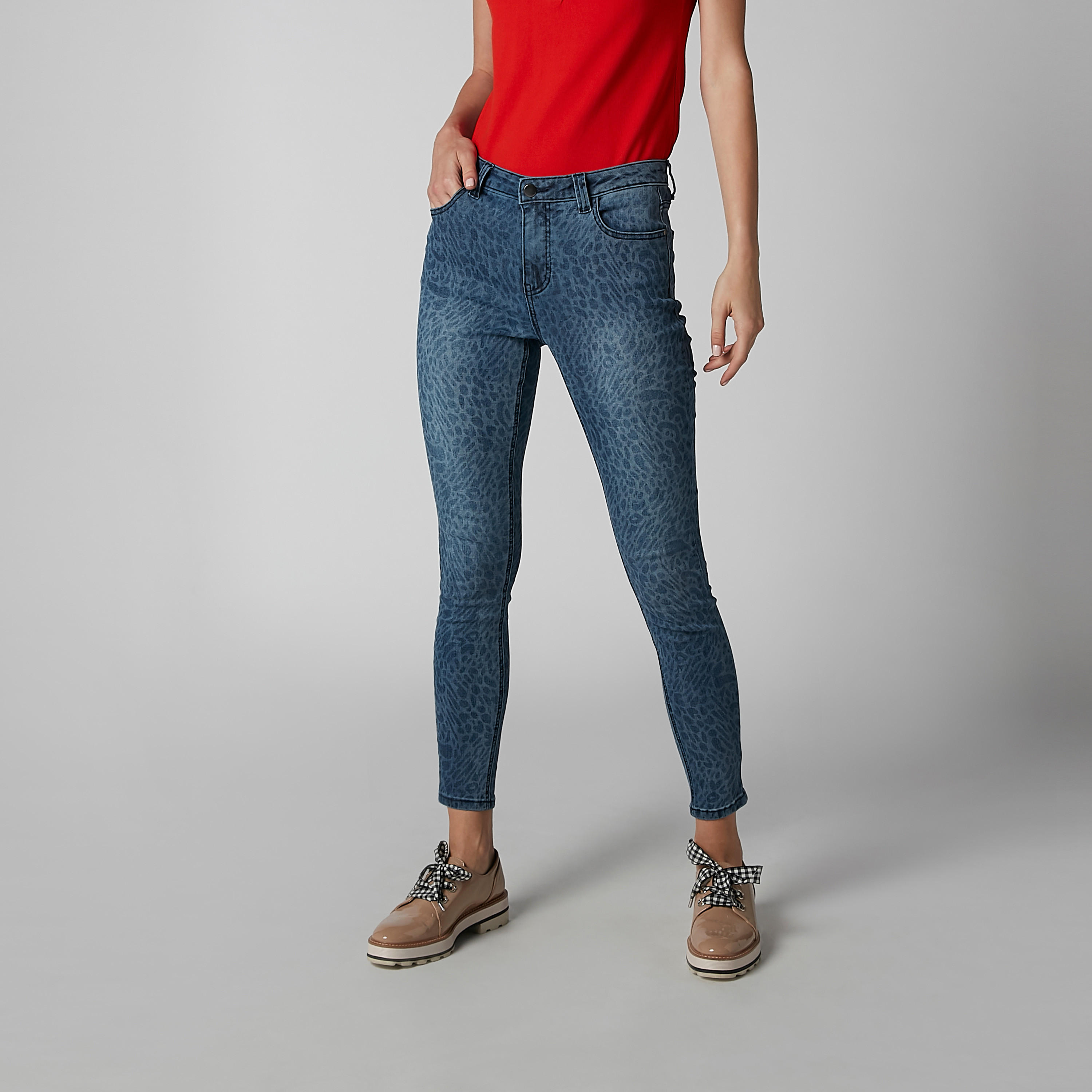 بنطال جينز بجيوب وحلقات حزام وطبعات-women-clothing-bottoms-jeans-image-1