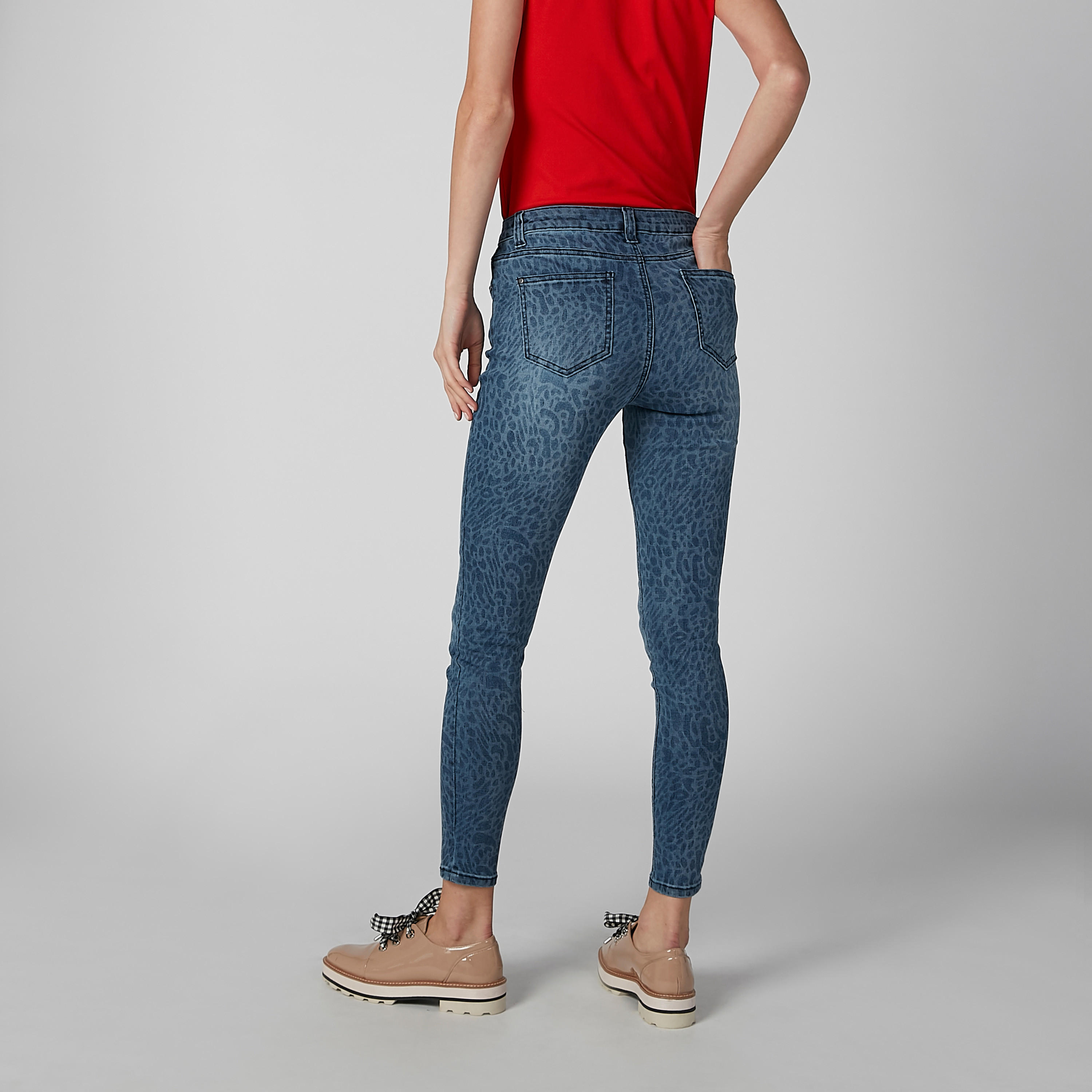 بنطال جينز بجيوب وحلقات حزام وطبعات-women-clothing-bottoms-jeans-image-3