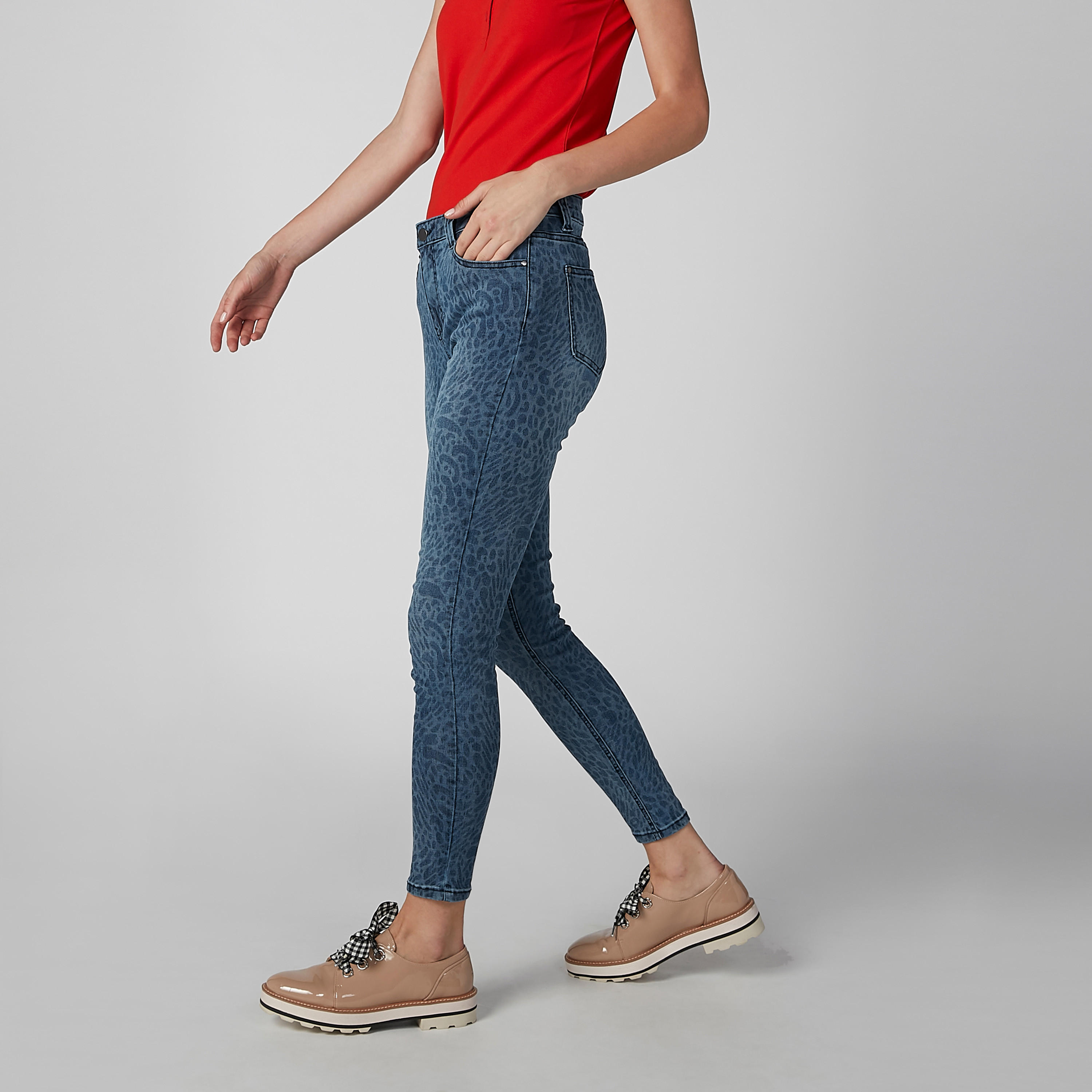 بنطال جينز بجيوب وحلقات حزام وطبعات-women-clothing-bottoms-jeans-image-4