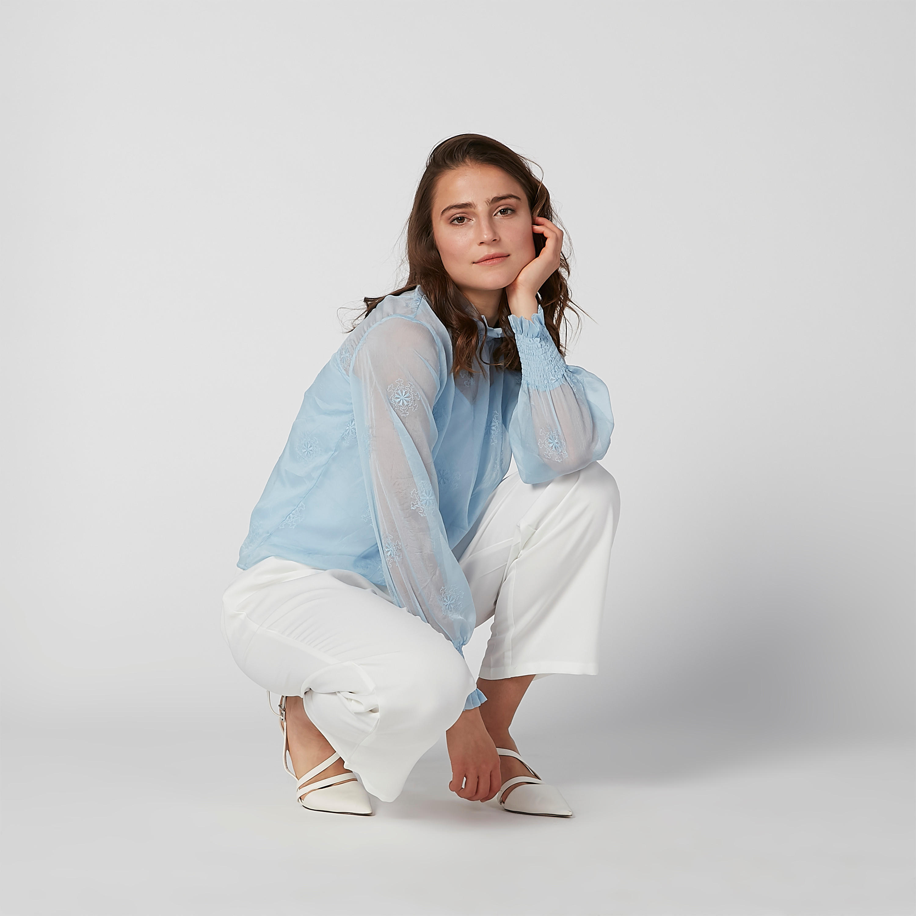 بلوزة شفافة مطرزة بياقة عالية وأكمام بيشوب-women-clothing-shirtsandblouses-blouses-image-3
