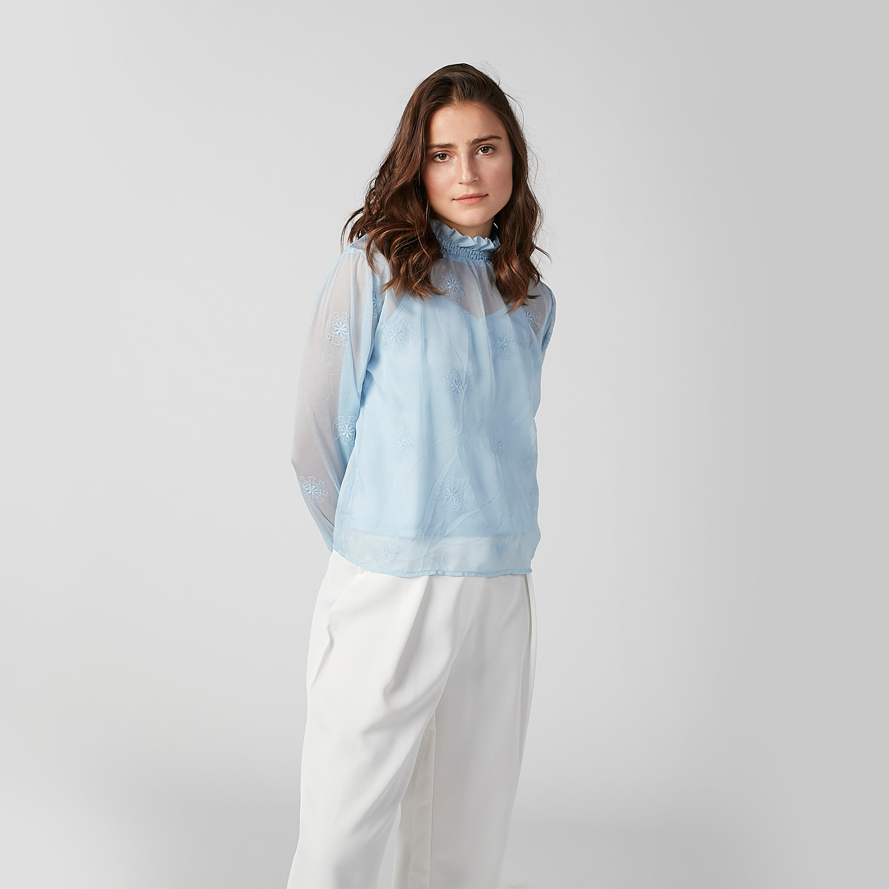 بلوزة شفافة مطرزة بياقة عالية وأكمام بيشوب-women-clothing-shirtsandblouses-blouses-image-1