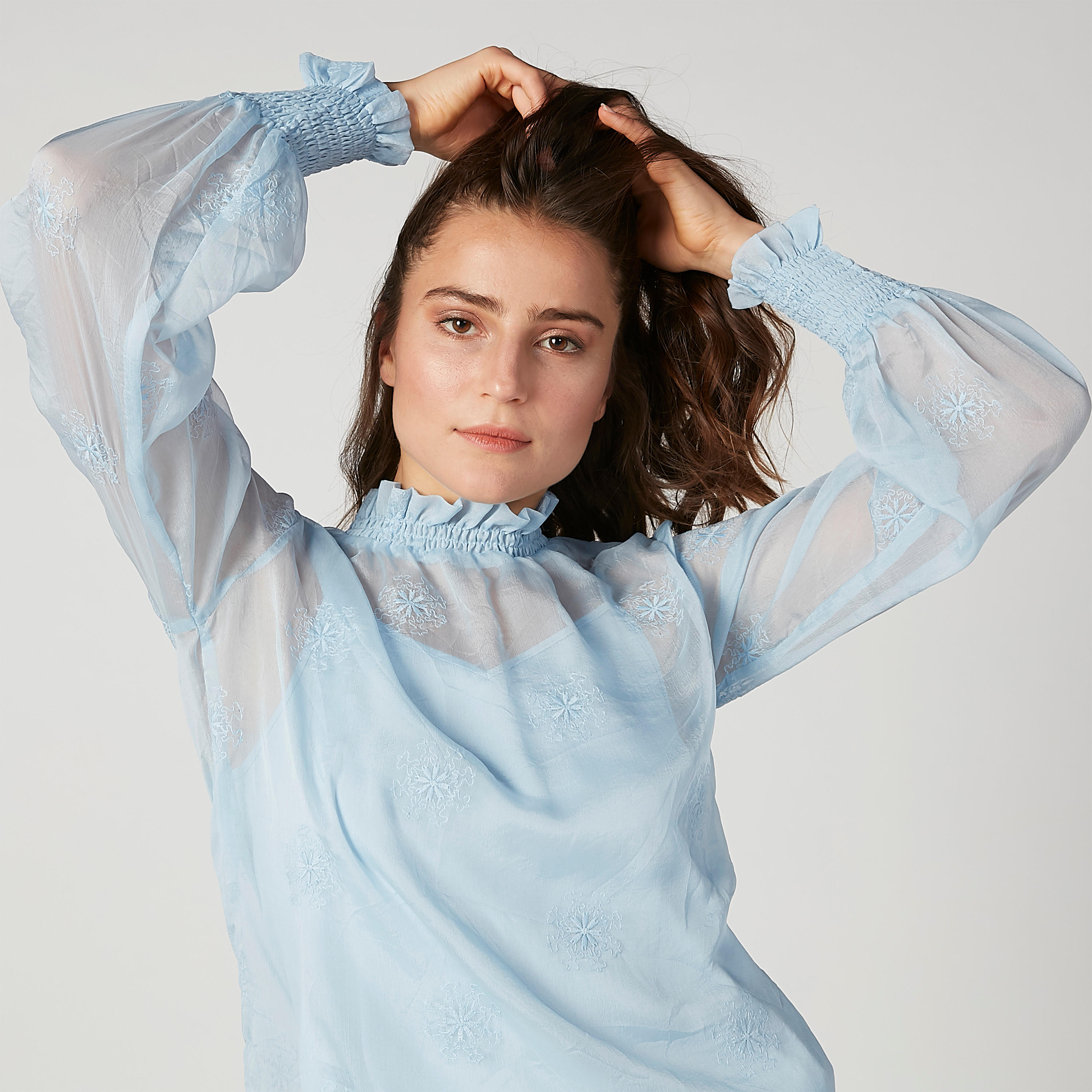 بلوزة شفافة مطرزة بياقة عالية وأكمام بيشوب-women-clothing-shirtsandblouses-blouses-image-4