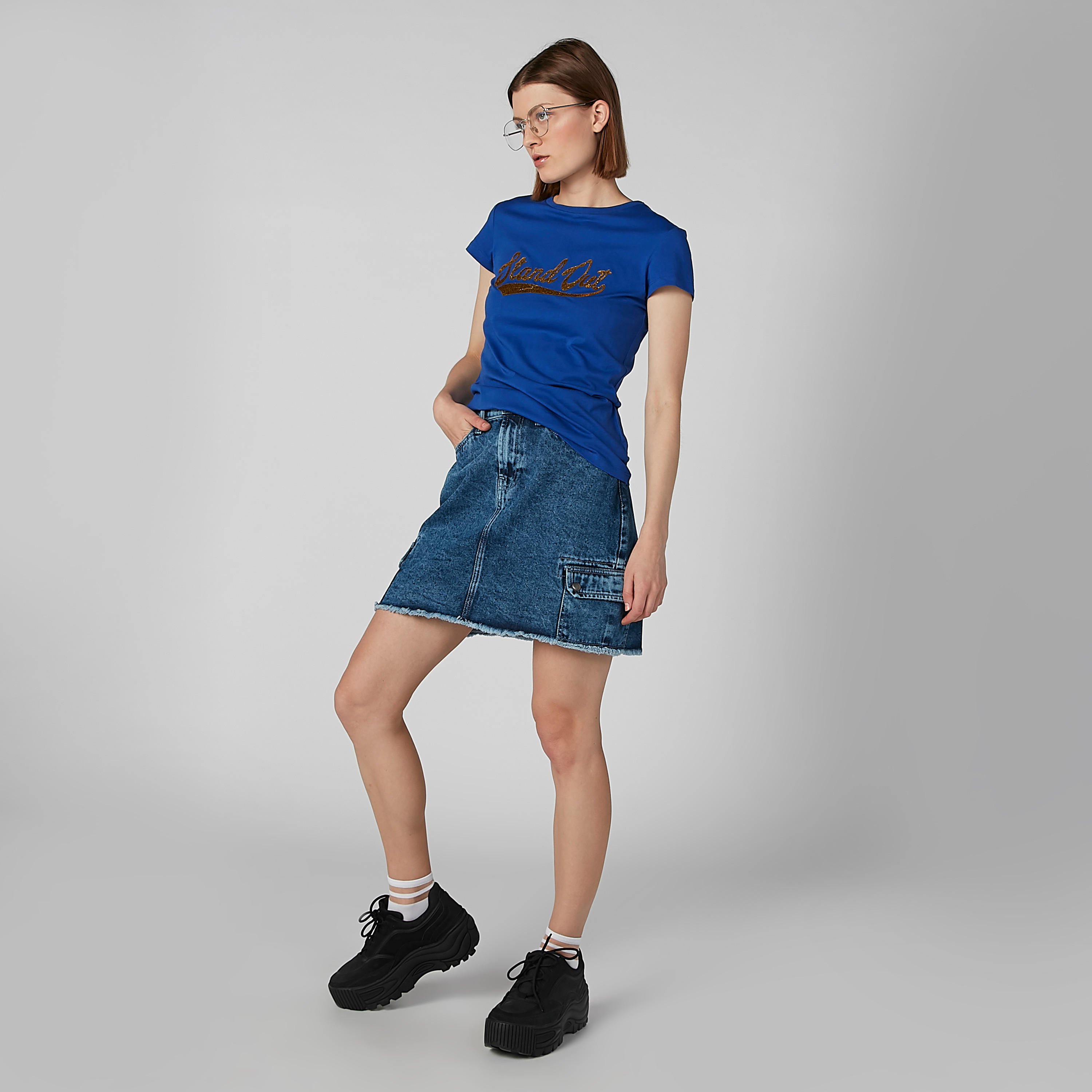 تيشيرت بياقة مستديرة وأكمام كاب وطبعات جرافيك-women-clothing-tshirts-image-2
