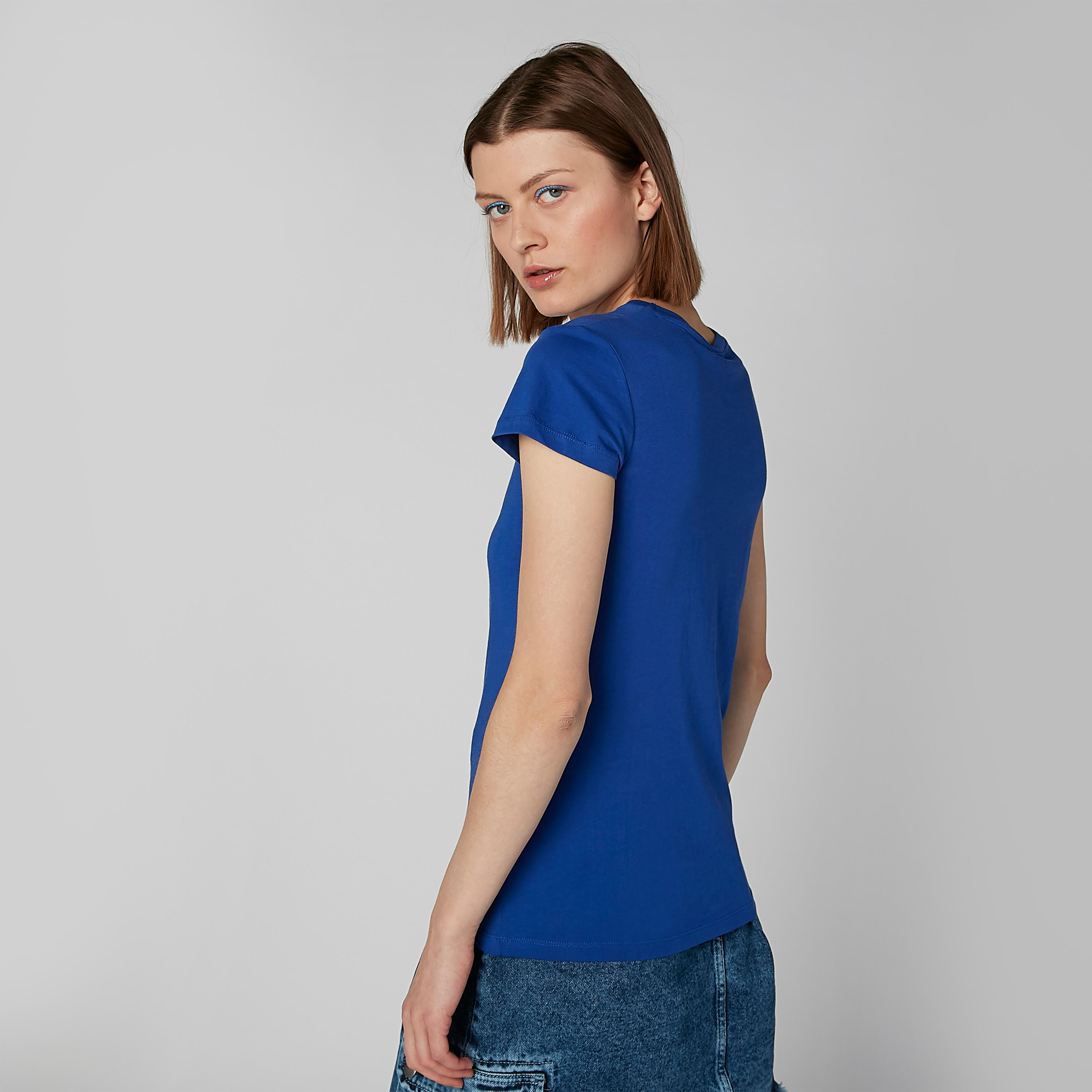 تيشيرت بياقة مستديرة وأكمام كاب وطبعات جرافيك-women-clothing-tshirts-image-4