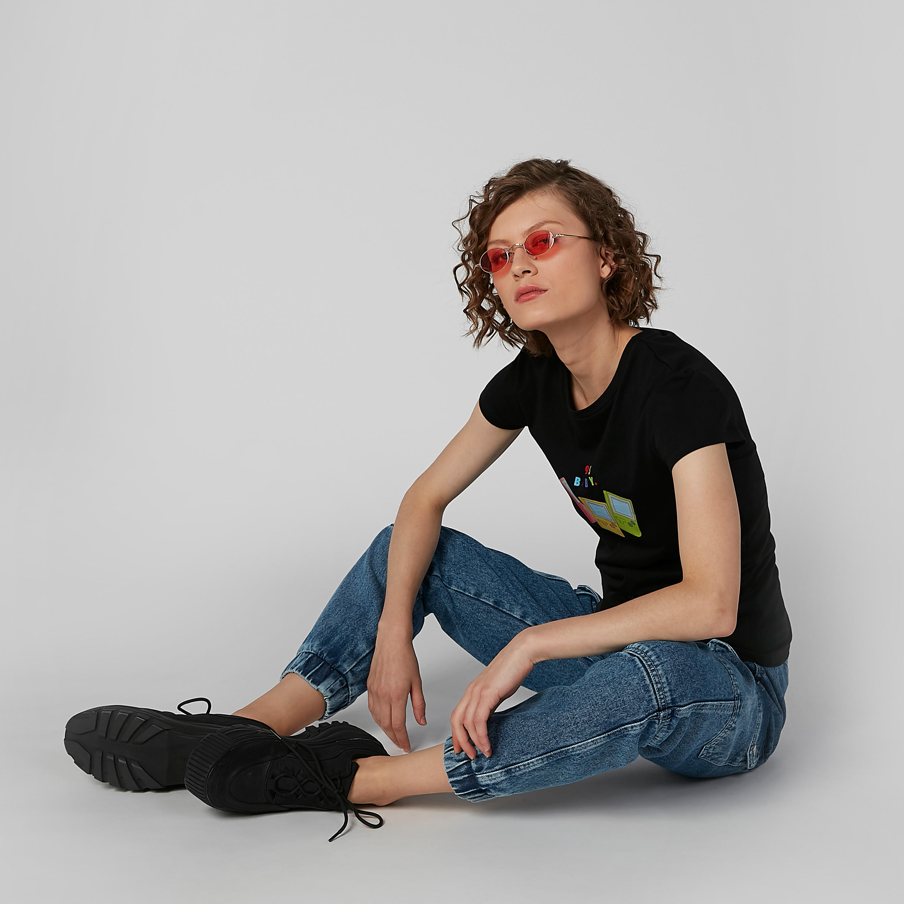 بلوزة بياقة مستديرة وأكمام كاب وطبعات جرافيك-women-clothing-tshirts-image-1