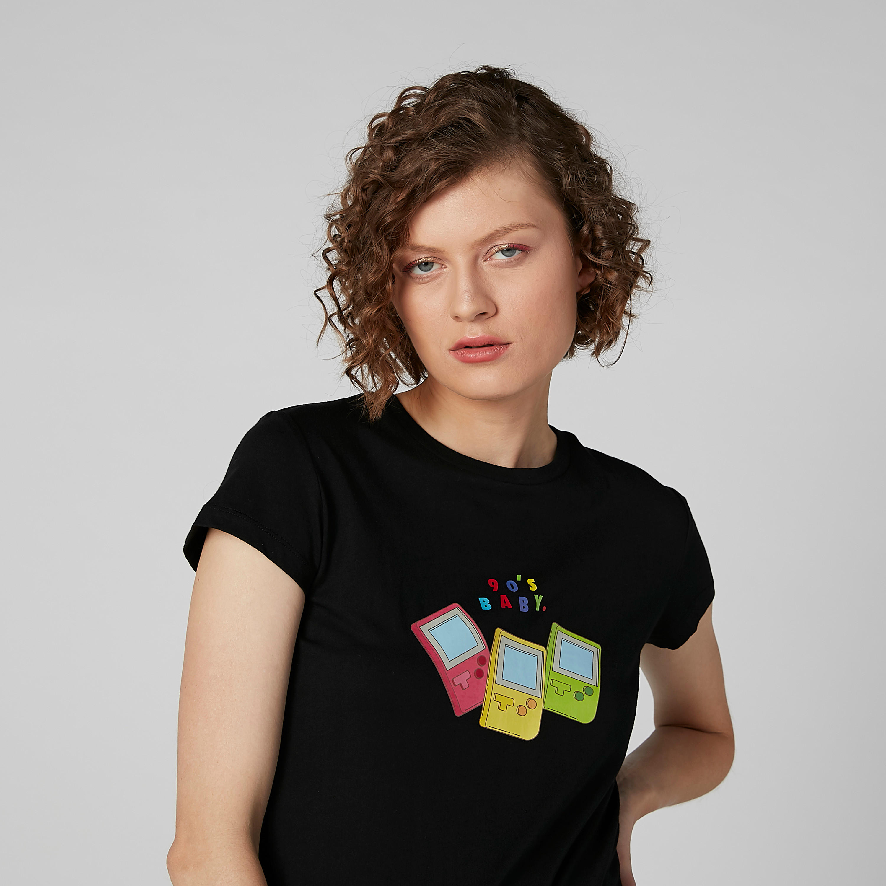 بلوزة بياقة مستديرة وأكمام كاب وطبعات جرافيك-women-clothing-tshirts-image-2