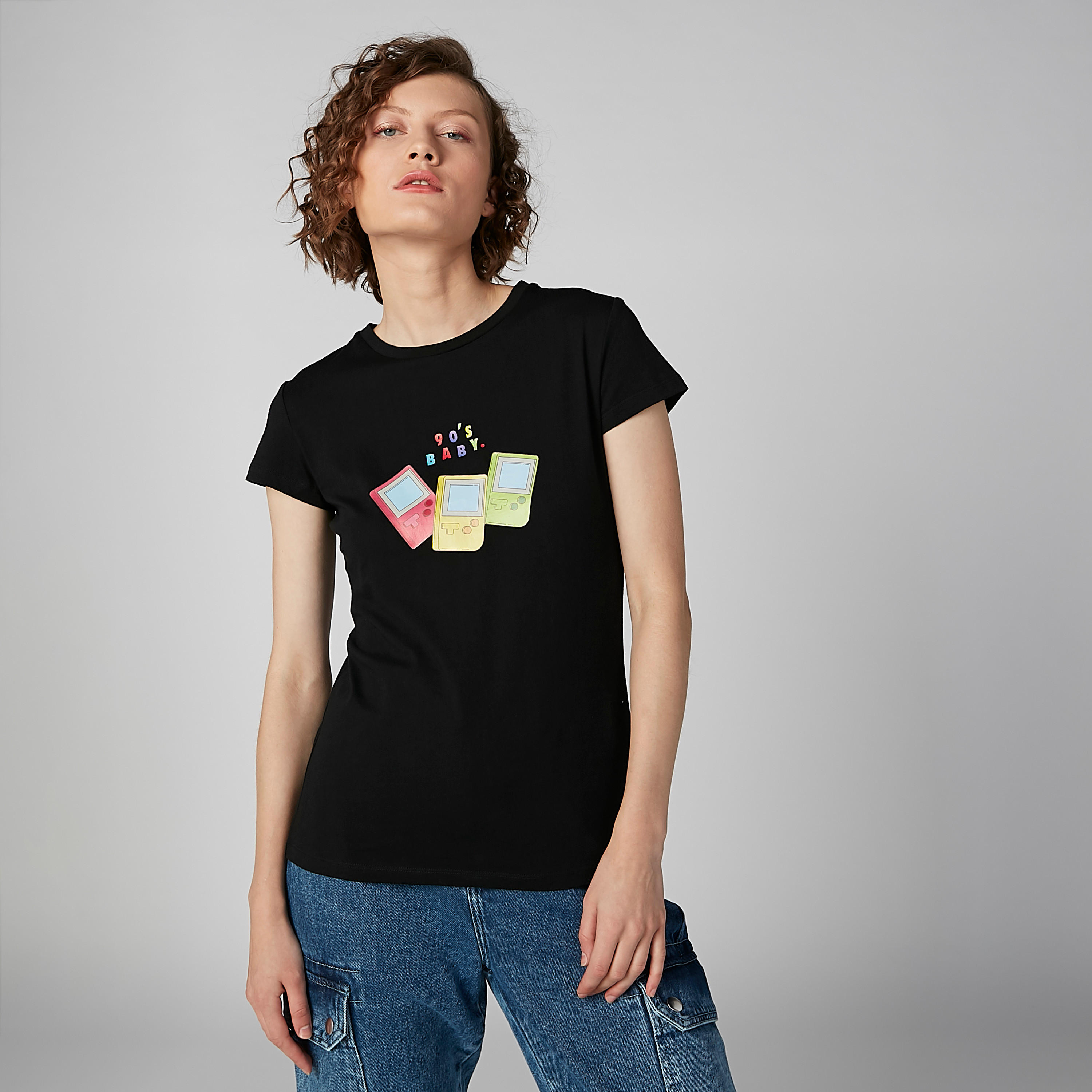 بلوزة بياقة مستديرة وأكمام كاب وطبعات جرافيك-women-clothing-tshirts-image-3