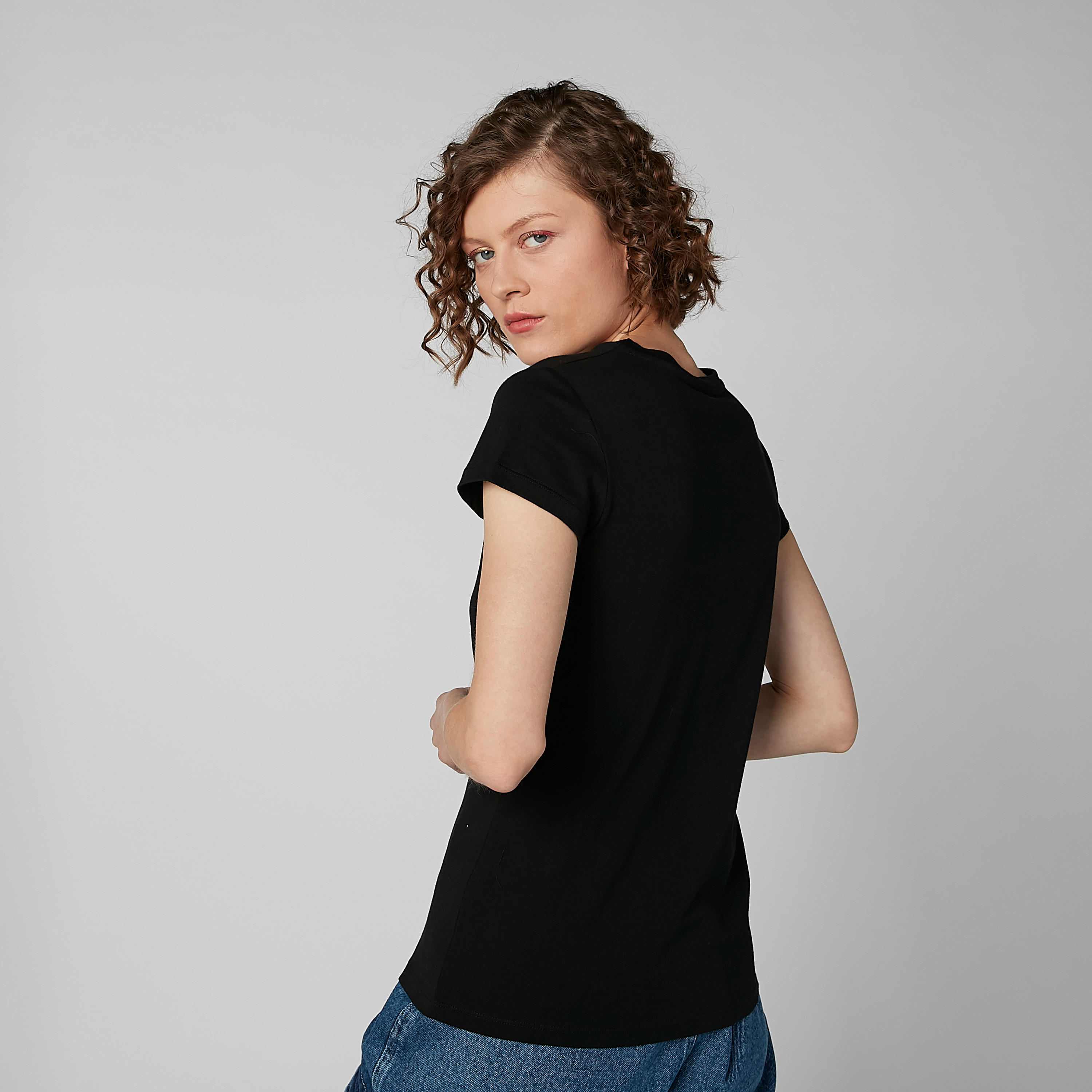 بلوزة بياقة مستديرة وأكمام كاب وطبعات جرافيك-women-clothing-tshirts-image-4