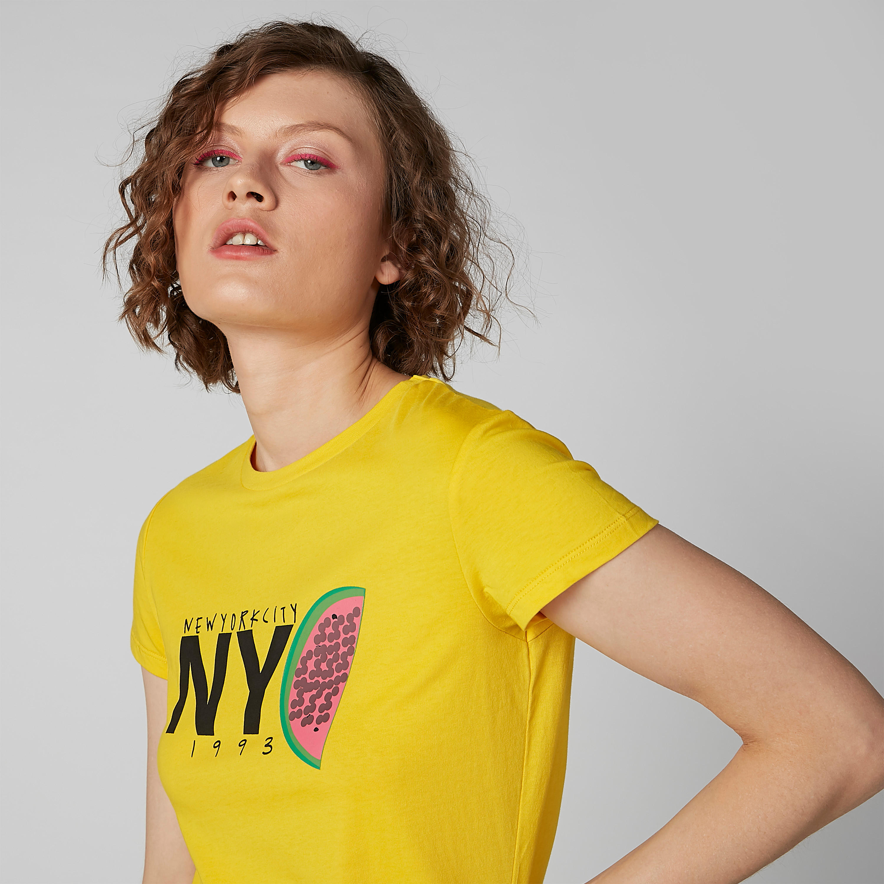 تيشيرت بياقة مستديرة وأكمام كاب مع طبعات جرافيك-women-clothing-tshirts-image-4