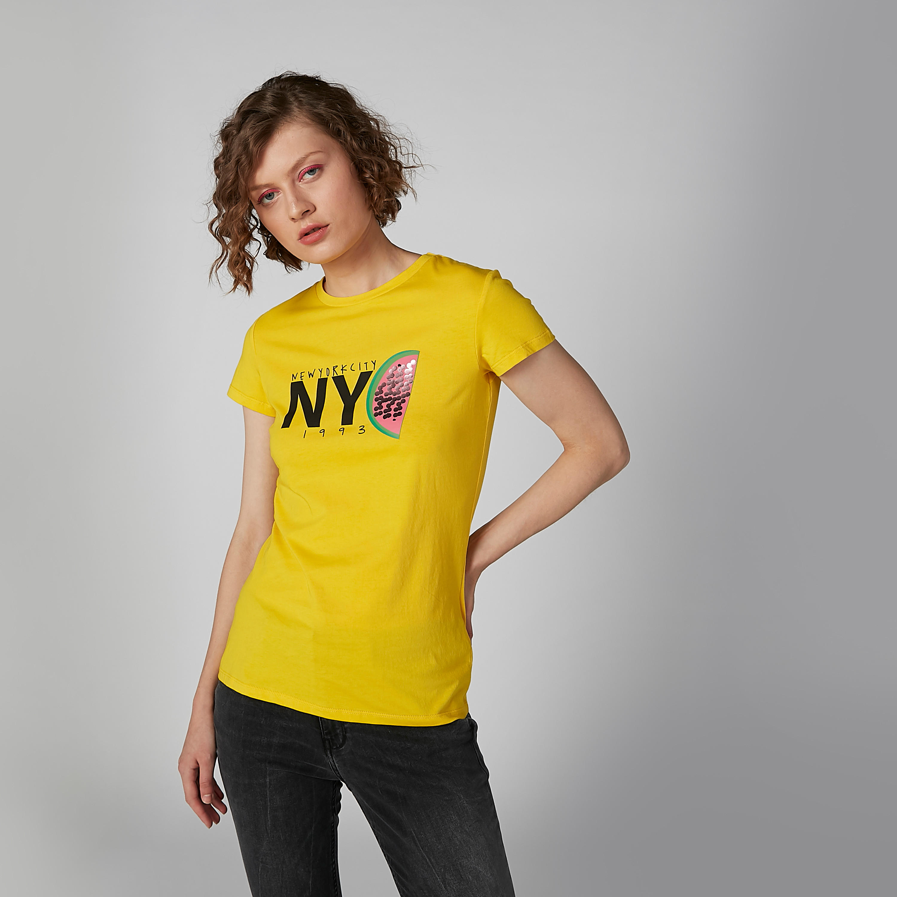 تيشيرت بياقة مستديرة وأكمام كاب مع طبعات جرافيك-women-clothing-tshirts-image-3
