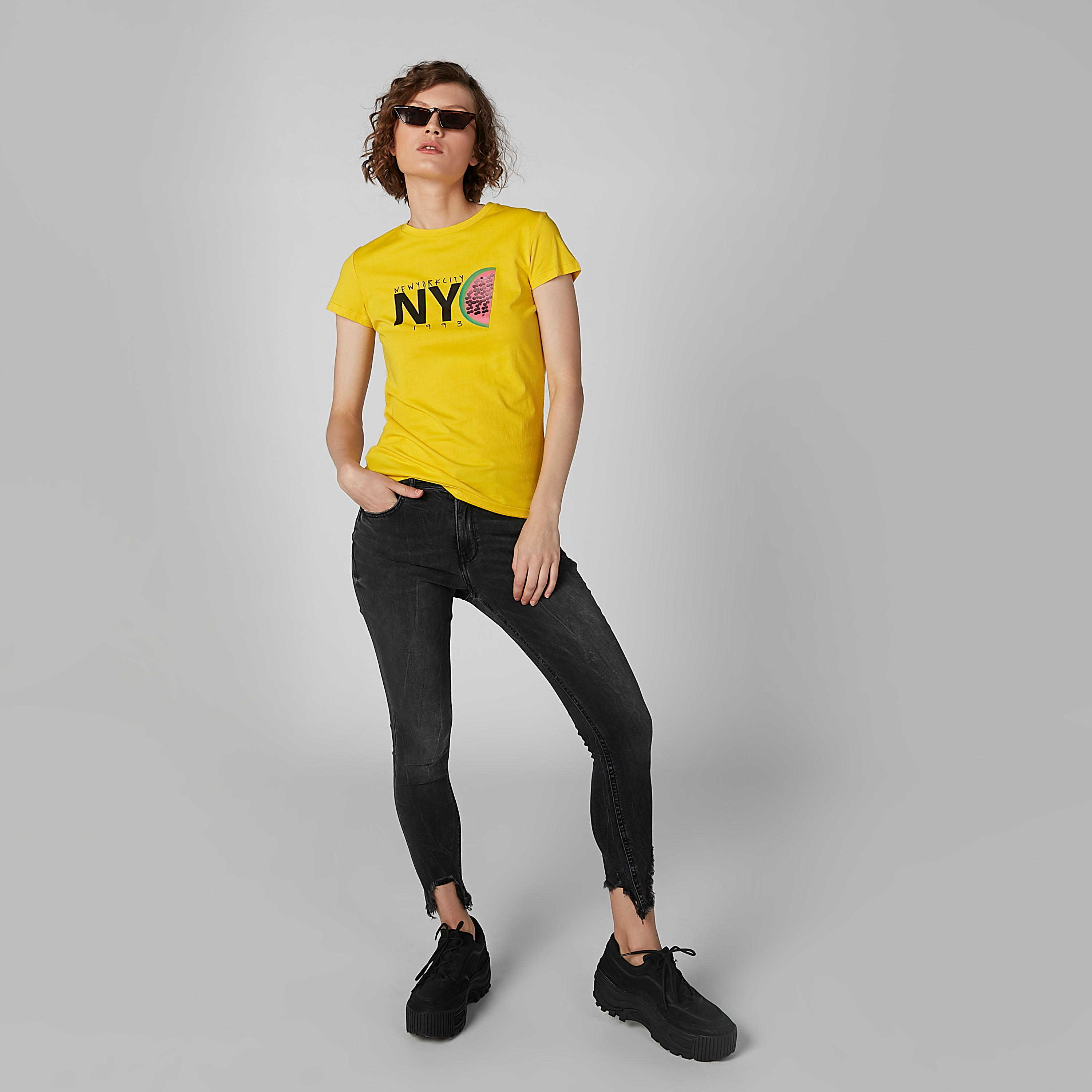 تيشيرت بياقة مستديرة وأكمام كاب مع طبعات جرافيك-women-clothing-tshirts-image-2