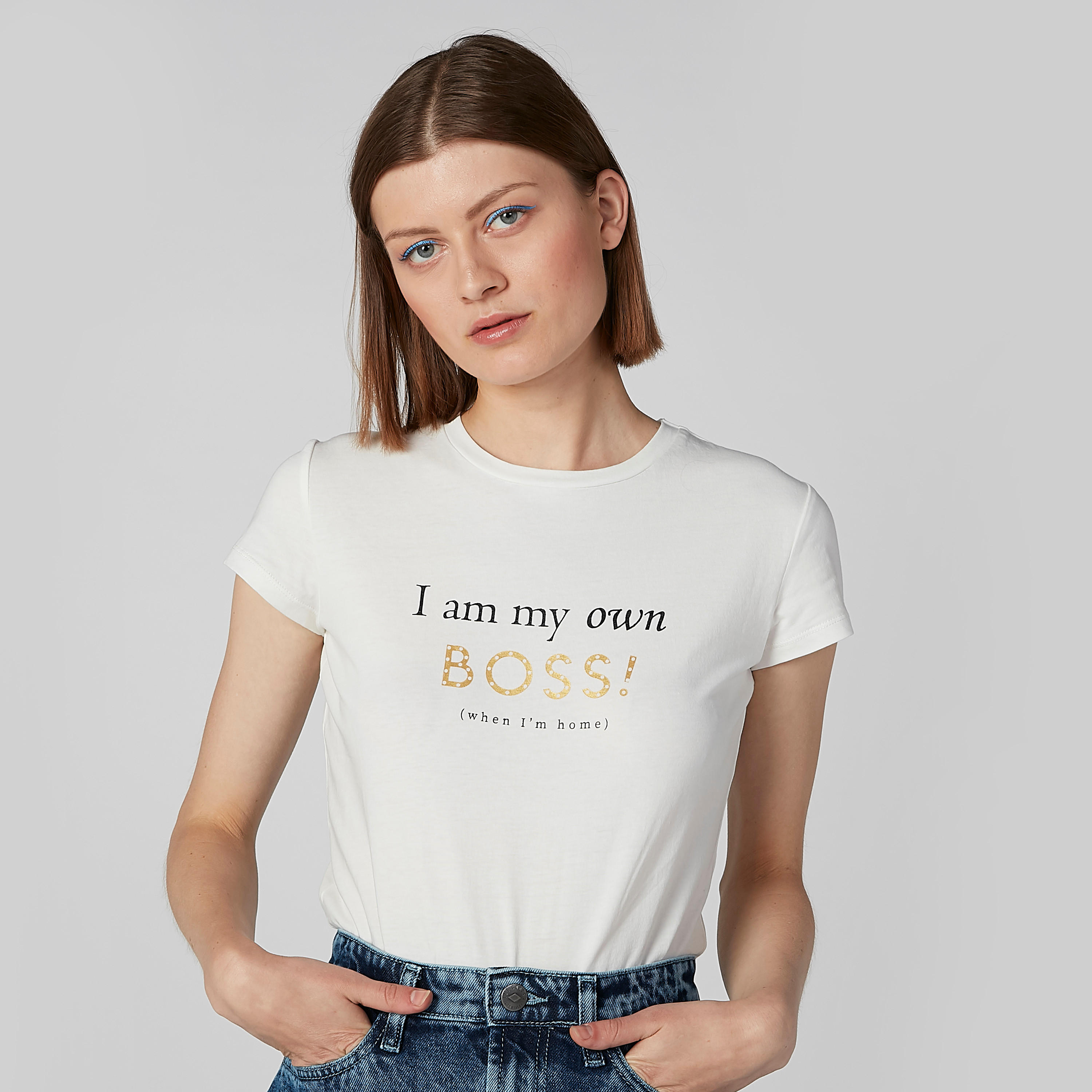 تيشيرت بياقة مستديرة وأكمام كاب وطبعات جرافيك-women-clothing-tshirts-image-4