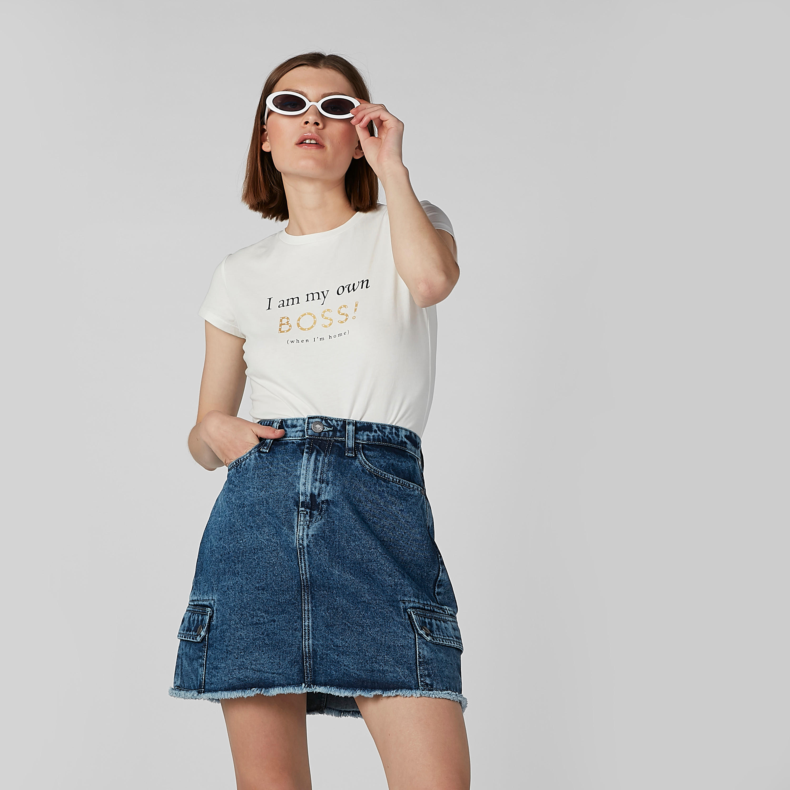 تيشيرت بياقة مستديرة وأكمام كاب وطبعات جرافيك-women-clothing-tshirts-image-3