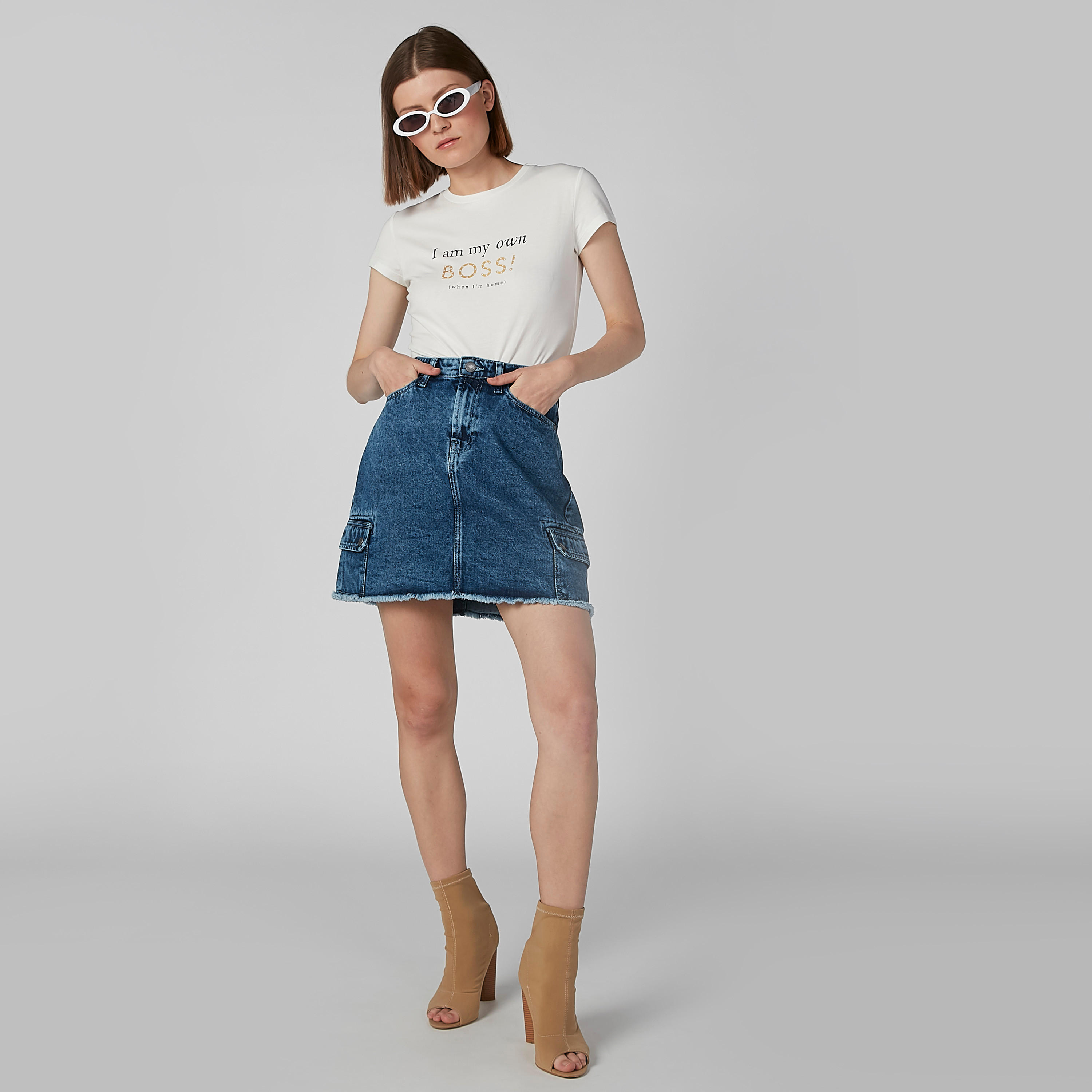 تيشيرت بياقة مستديرة وأكمام كاب وطبعات جرافيك-women-clothing-tshirts-image-2
