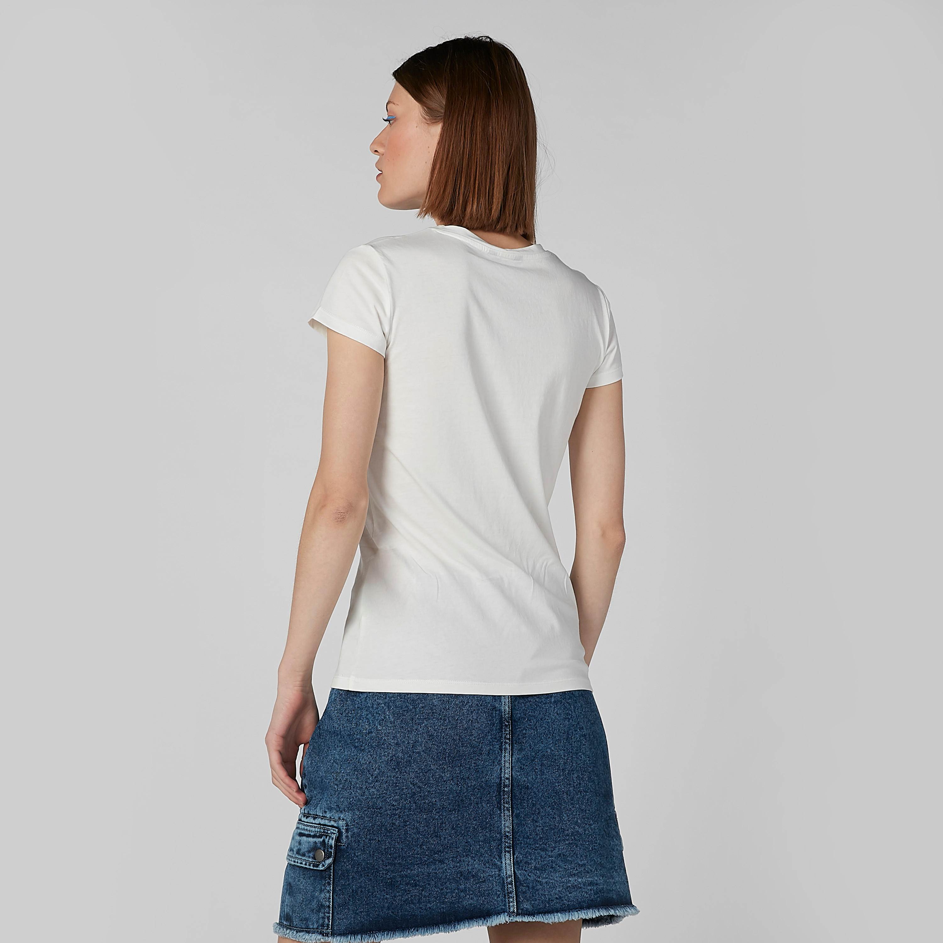 تيشيرت بياقة مستديرة وأكمام كاب وطبعات جرافيك-women-clothing-tshirts-image-1