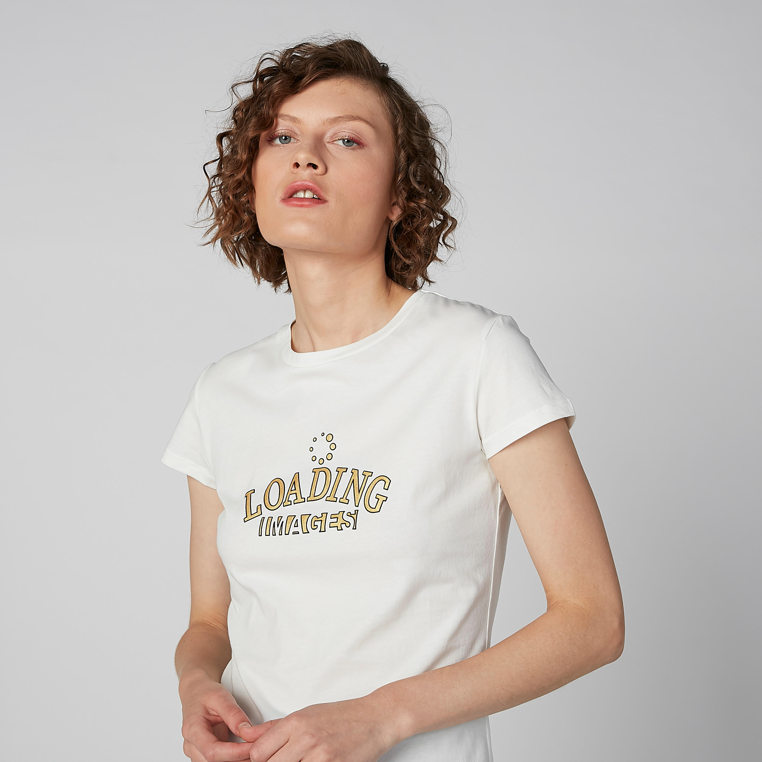 بلوزة بياقة مستديرة وأكمام كاب وطبعات نصيّة-women-clothing-tshirts-image-1