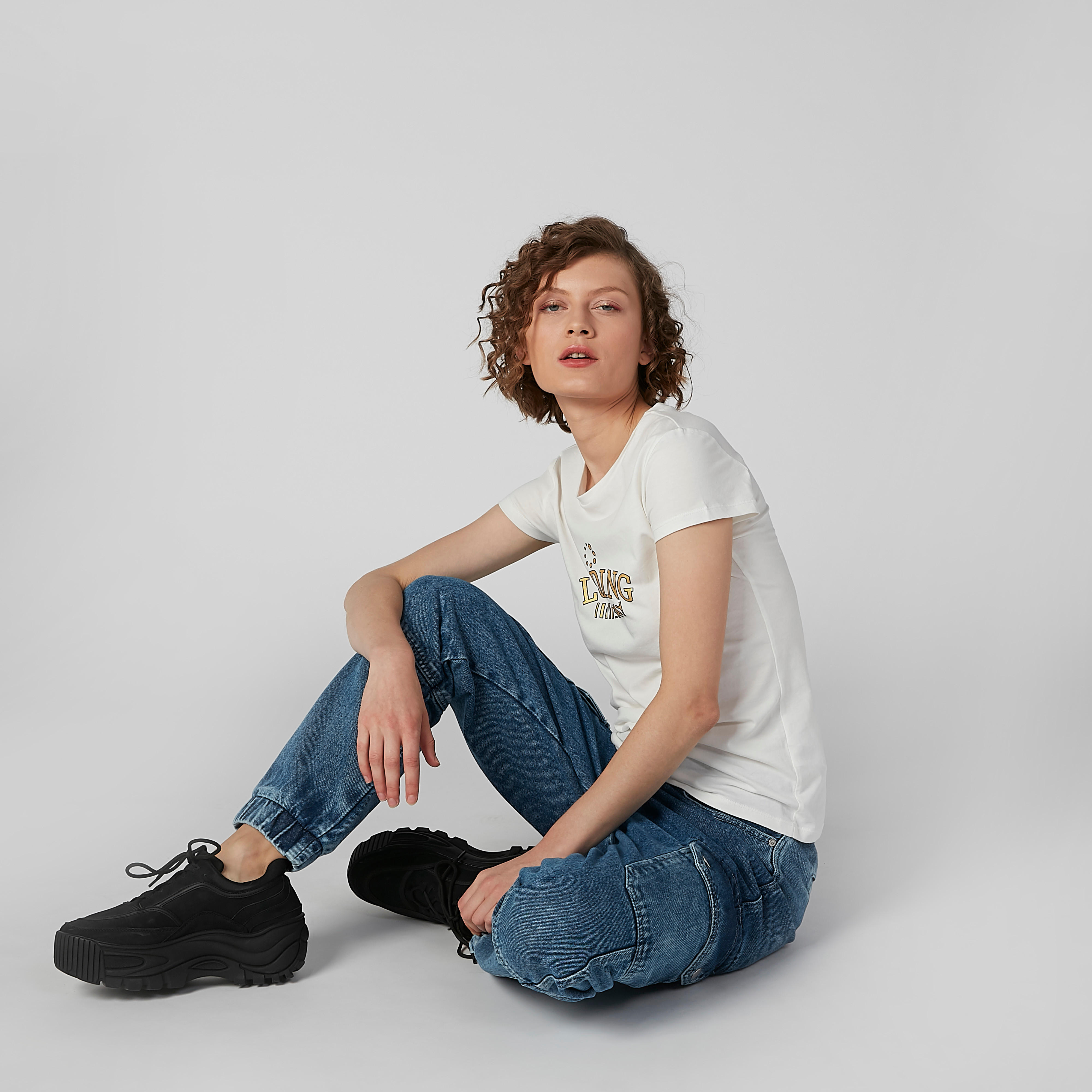 بلوزة بياقة مستديرة وأكمام كاب وطبعات نصيّة-women-clothing-tshirts-image-2