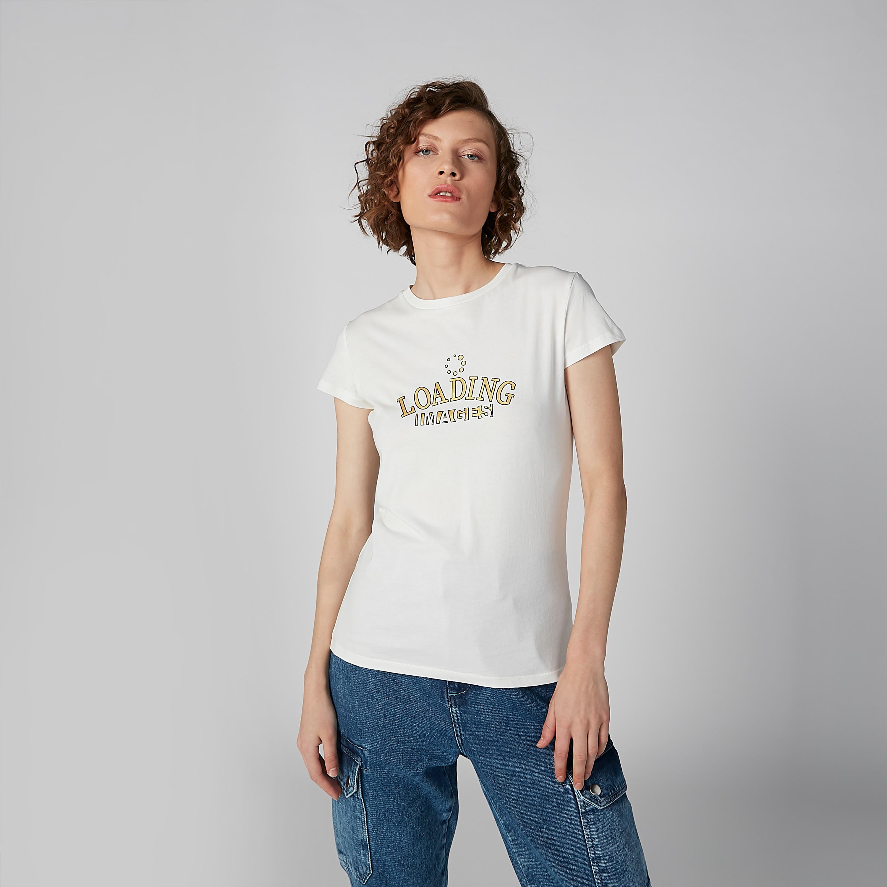 بلوزة بياقة مستديرة وأكمام كاب وطبعات نصيّة-women-clothing-tshirts-image-3