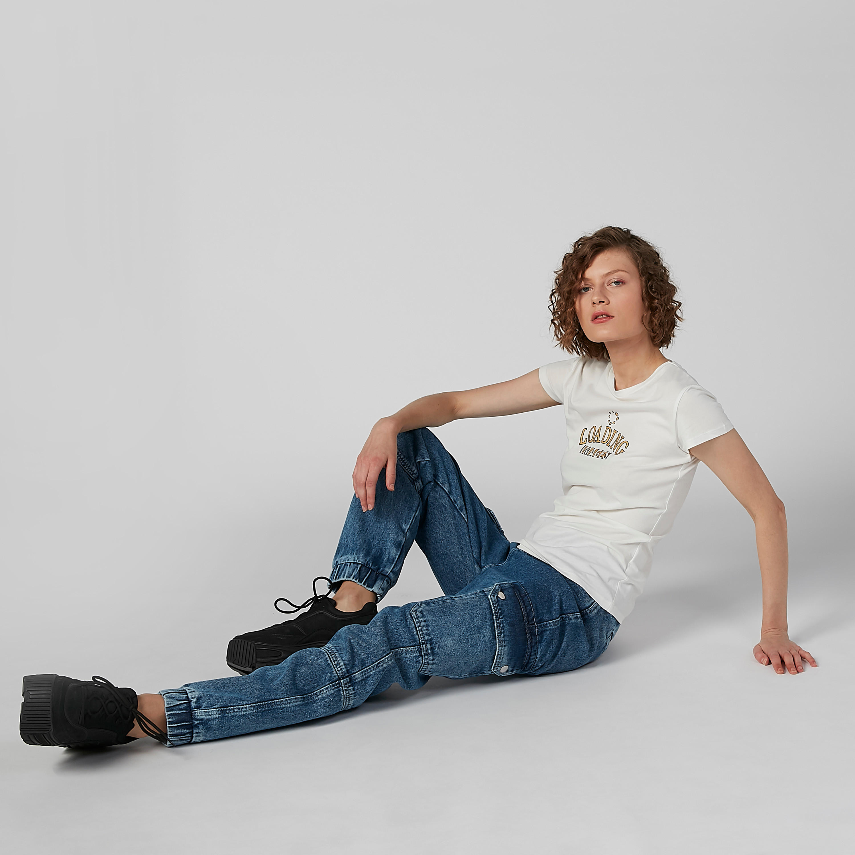 بلوزة بياقة مستديرة وأكمام كاب وطبعات نصيّة-women-clothing-tshirts-image-4