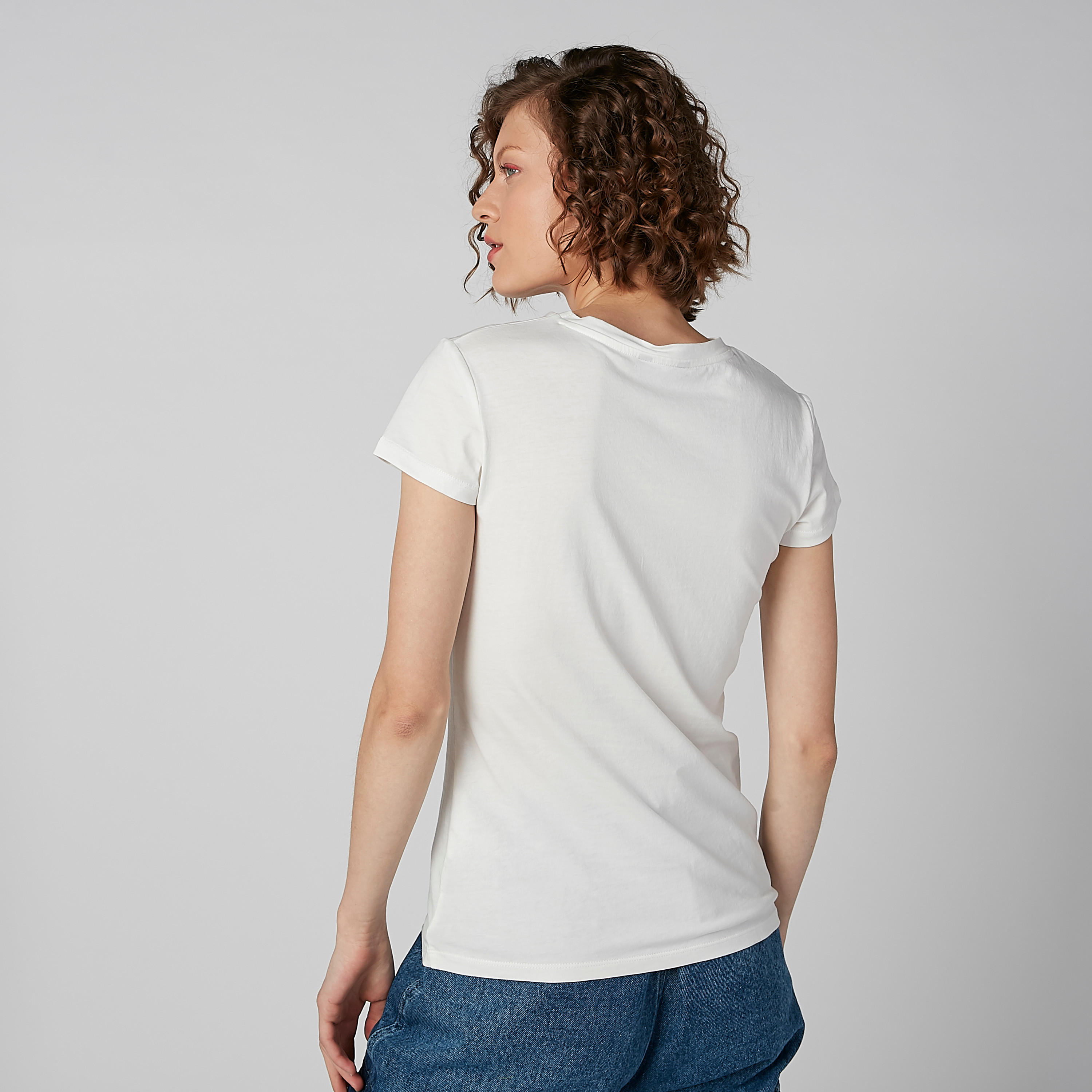 بلوزة بياقة مستديرة وأكمام كاب وطبعات نصيّة-women-clothing-tshirts-image-5