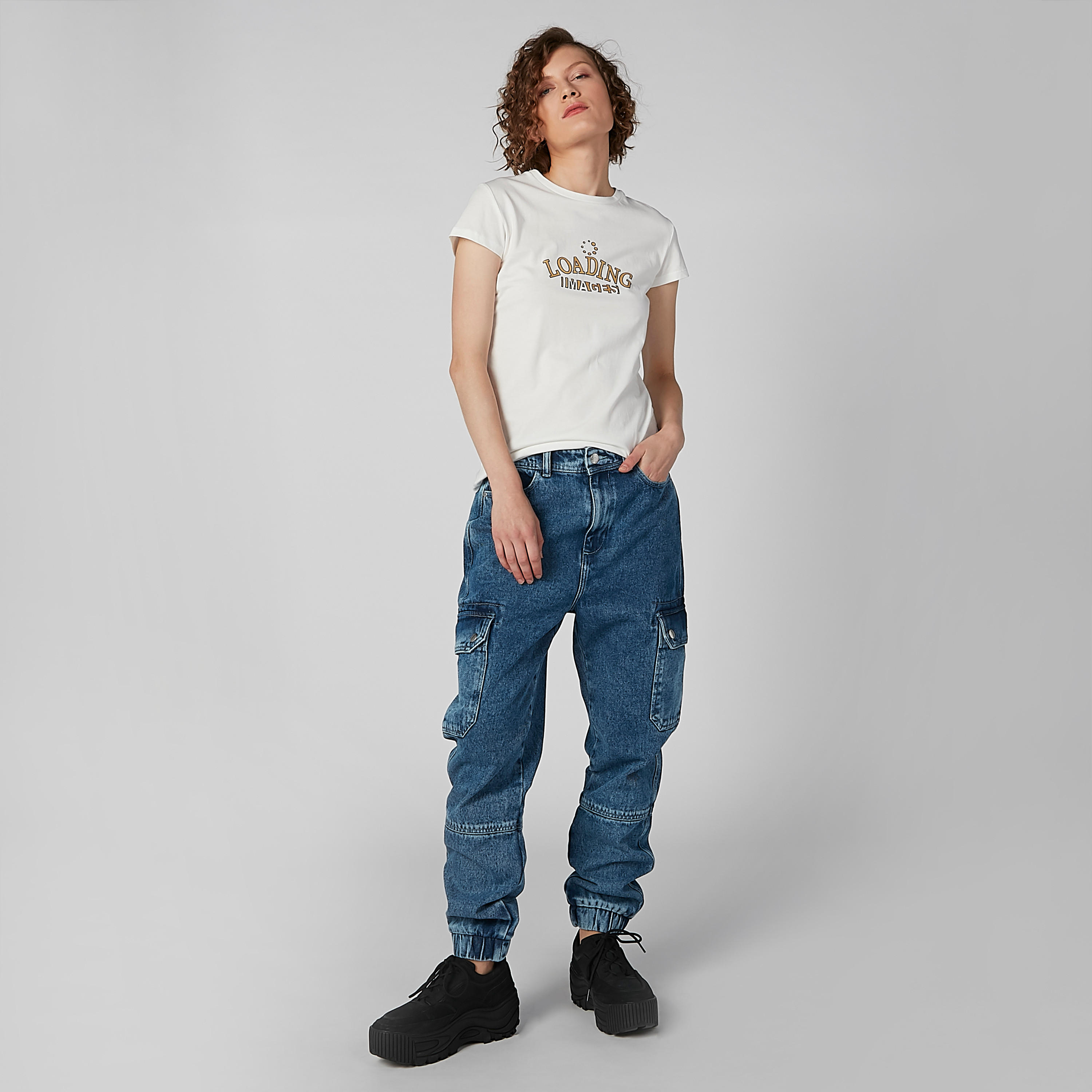 بلوزة بياقة مستديرة وأكمام كاب وطبعات نصيّة-women-clothing-tshirts-image-6