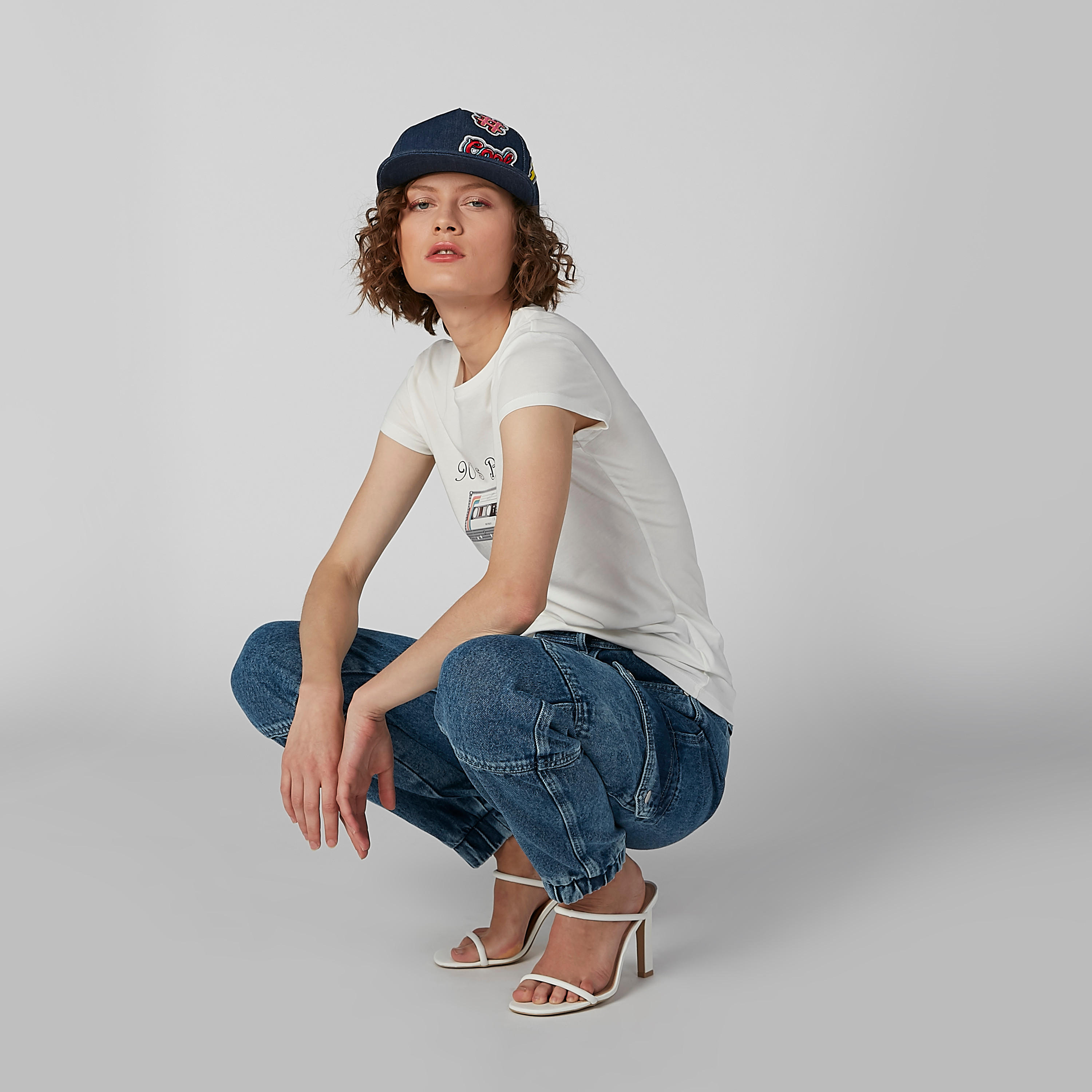 تيشيرت بياقة مستديرة وأكمام كاب مع طبعات جرافيك-women-clothing-tshirts-image-1