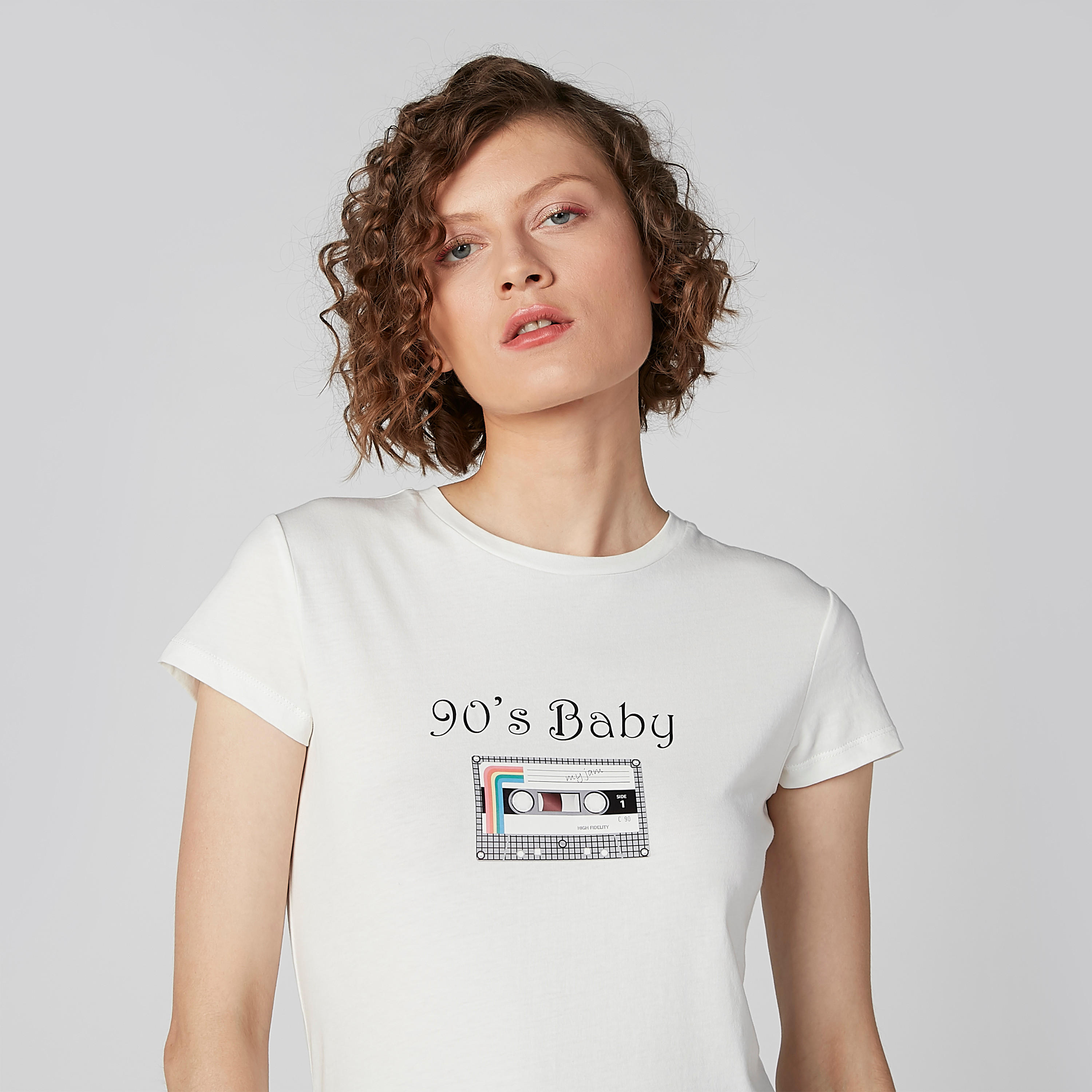 تيشيرت بياقة مستديرة وأكمام كاب مع طبعات جرافيك-women-clothing-tshirts-image-2