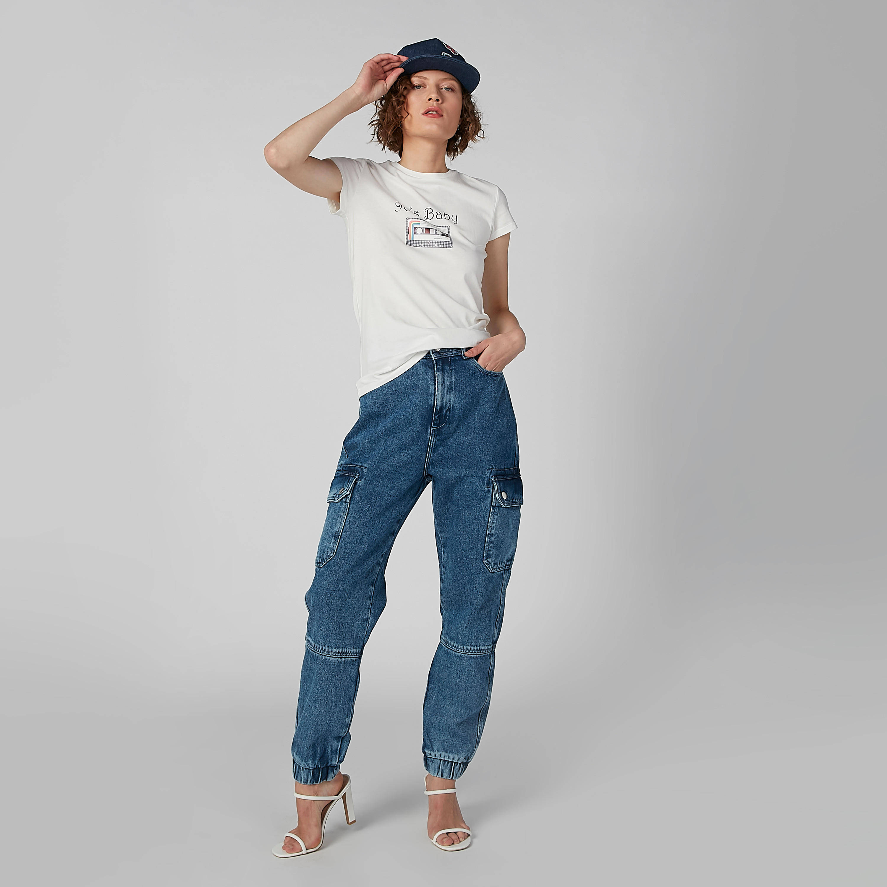 تيشيرت بياقة مستديرة وأكمام كاب مع طبعات جرافيك-women-clothing-tshirts-image-3