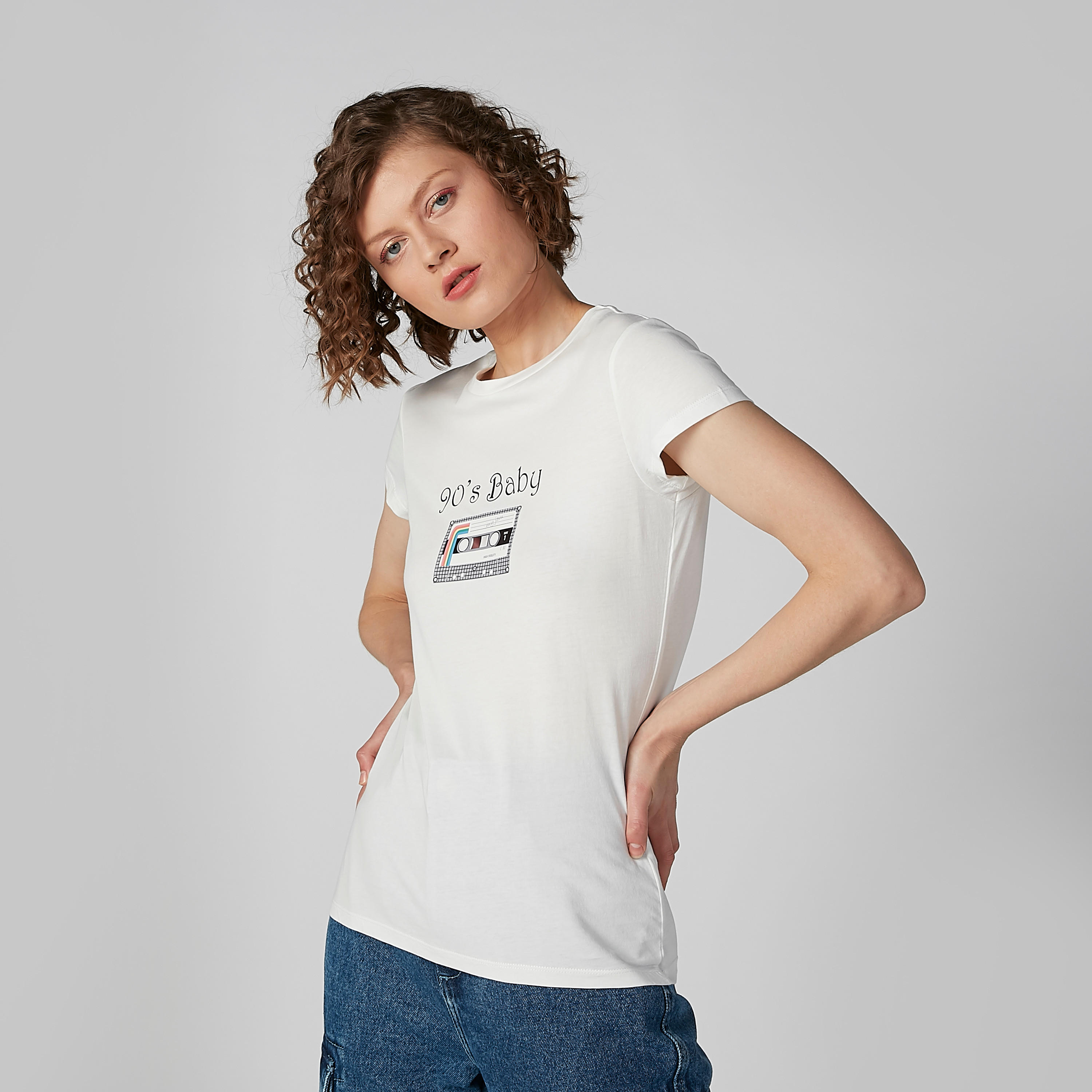 تيشيرت بياقة مستديرة وأكمام كاب مع طبعات جرافيك-women-clothing-tshirts-image-4