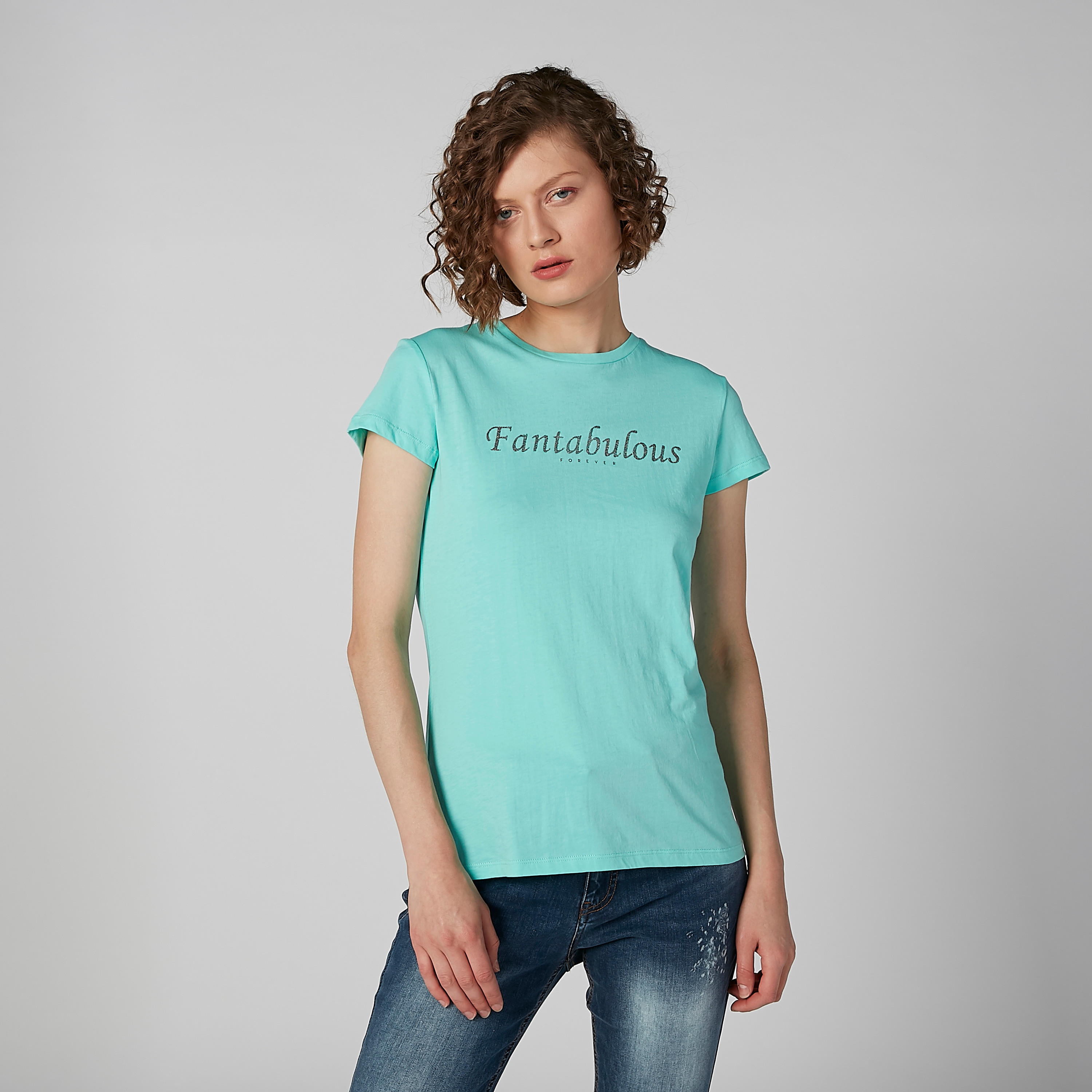 تيشيرت بطبعات نصّية وياقة مستديرة وأكمام كاب-women-clothing-tshirts-image-1