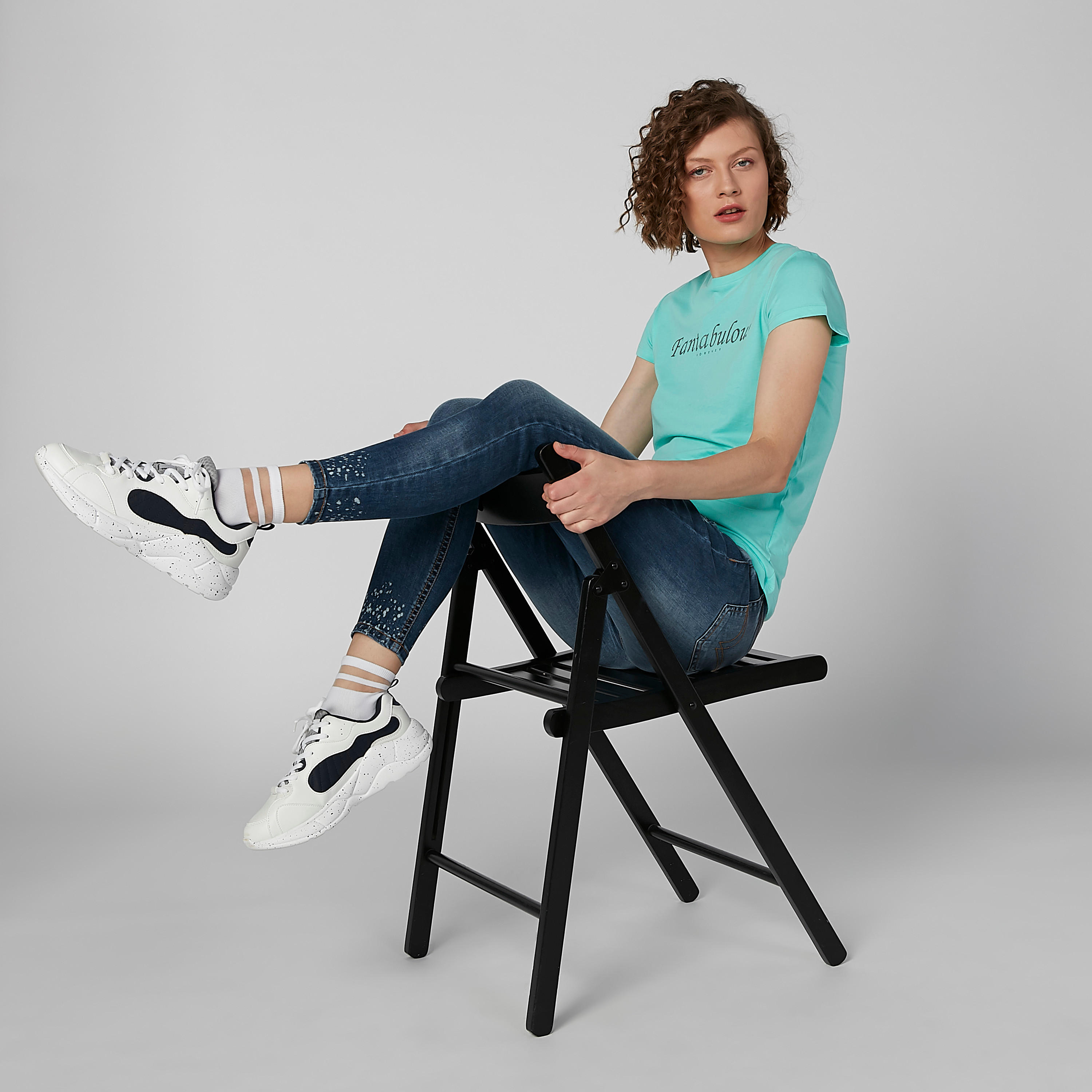 تيشيرت بطبعات نصّية وياقة مستديرة وأكمام كاب-women-clothing-tshirts-image-2