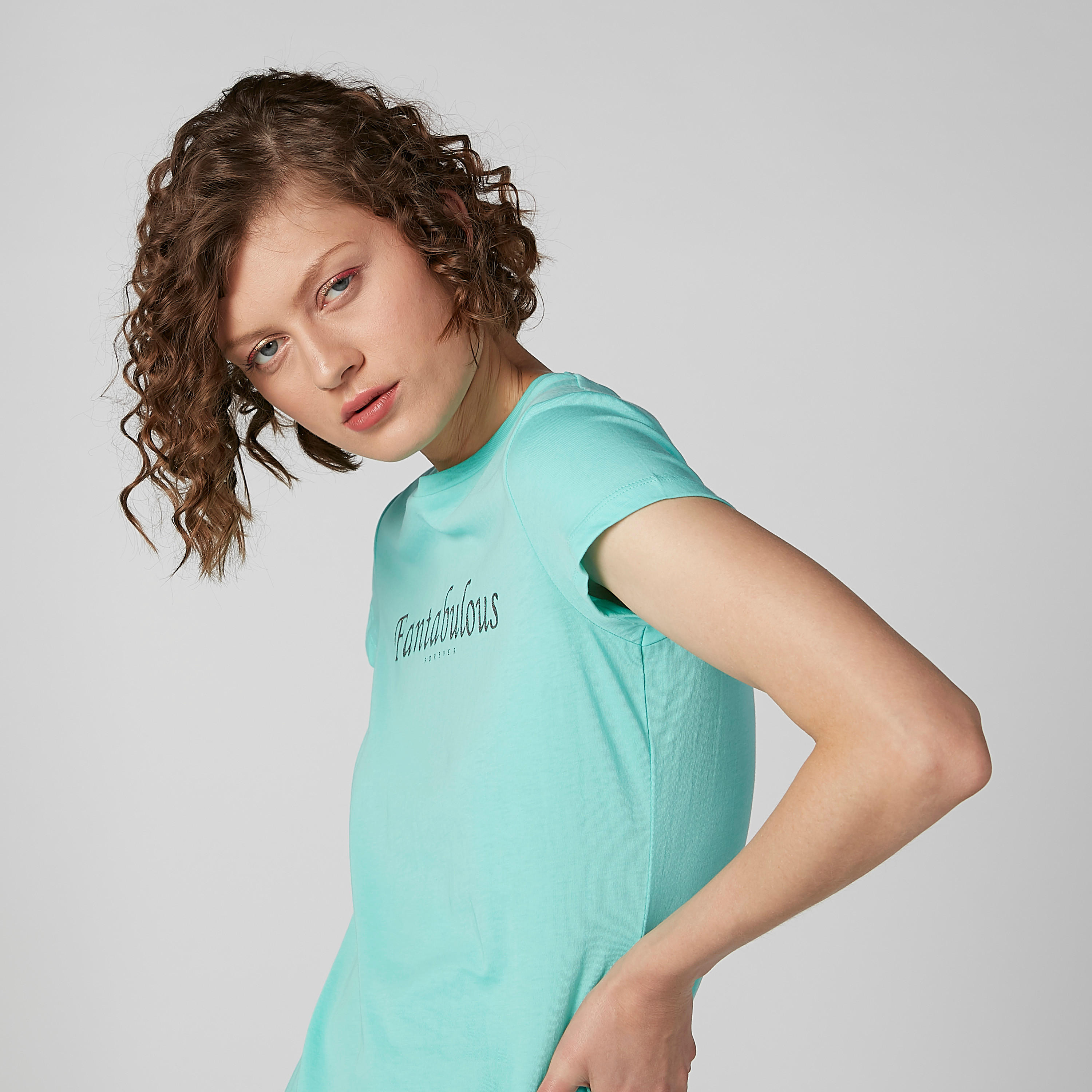 تيشيرت بطبعات نصّية وياقة مستديرة وأكمام كاب-women-clothing-tshirts-image-3