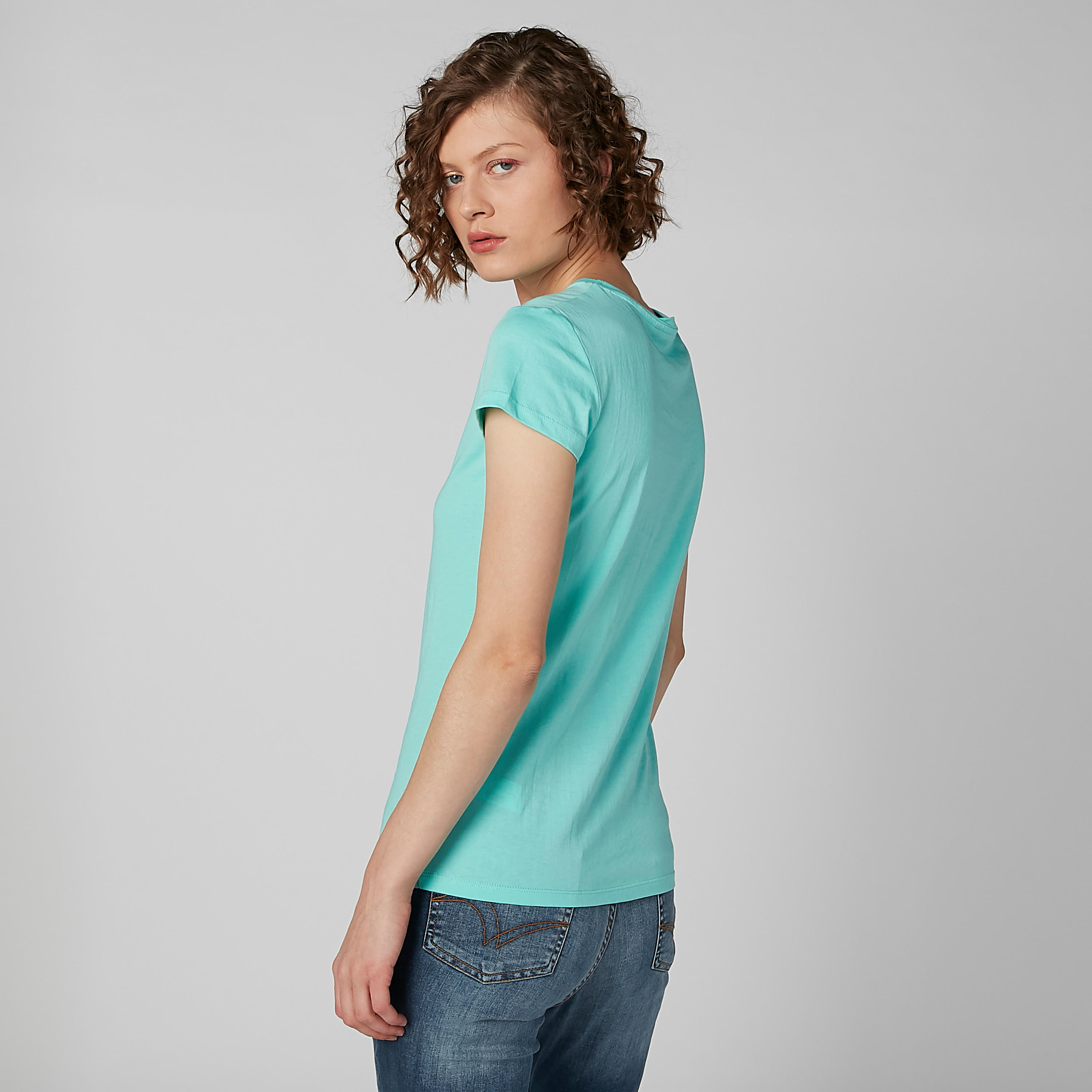 تيشيرت بطبعات نصّية وياقة مستديرة وأكمام كاب-women-clothing-tshirts-image-4