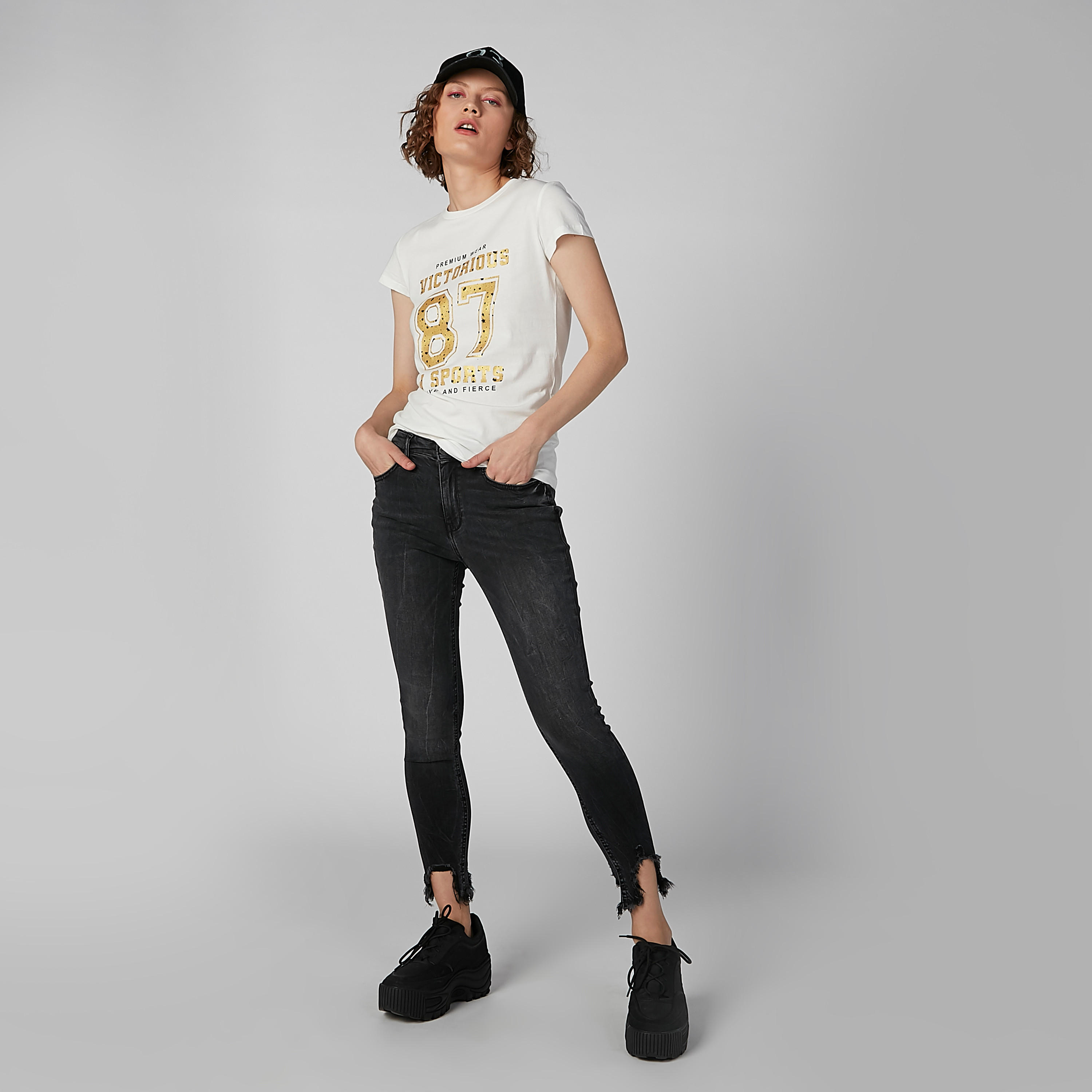 تيشيرت بياقة مستديرة وأكمام كاب مع طبعات-women-clothing-tshirts-image-4