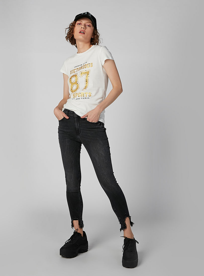 تيشيرت بياقة مستديرة وأكمام كاب مع طبعات-women-clothing-tshirts-image-4