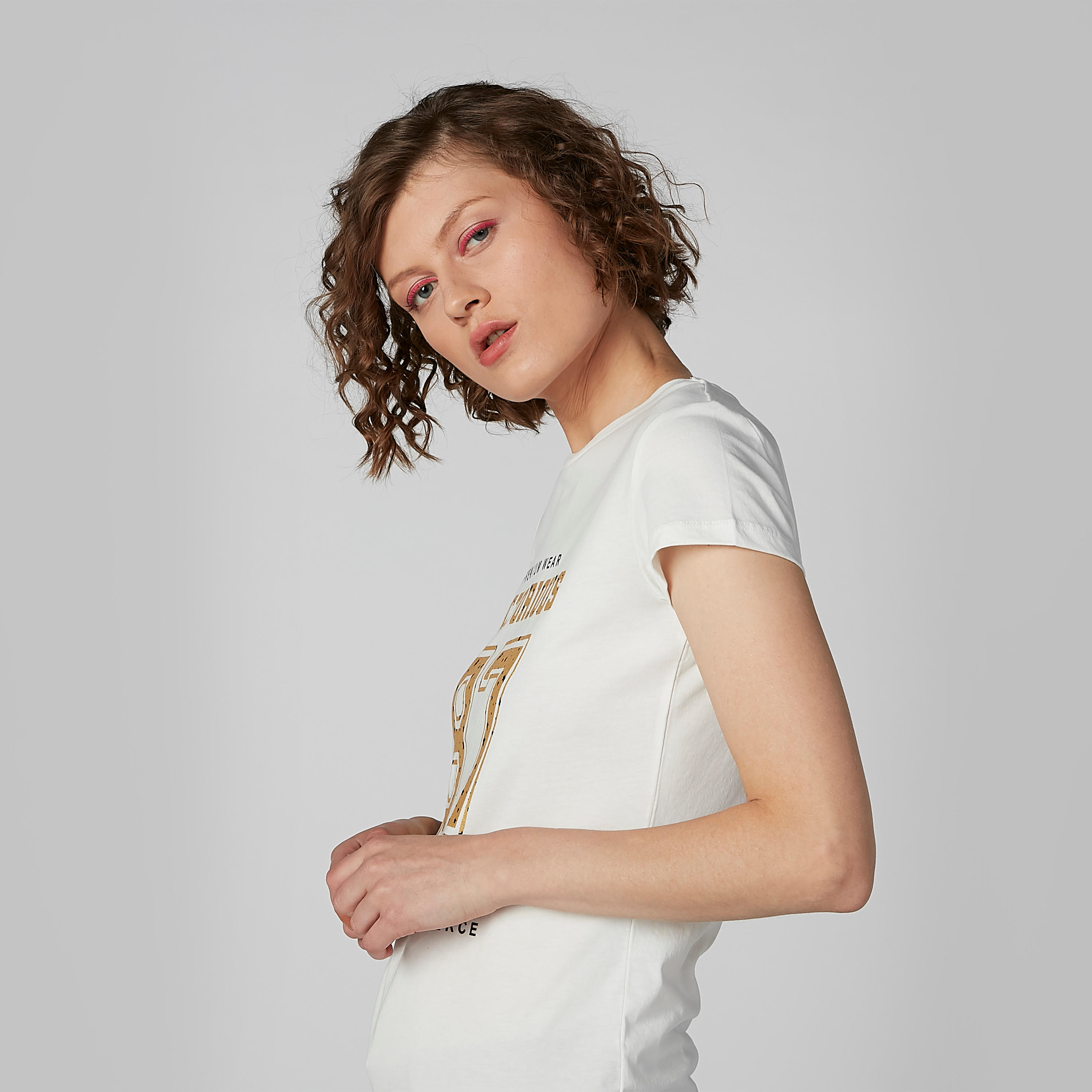 تيشيرت بياقة مستديرة وأكمام كاب مع طبعات-women-clothing-tshirts-image-3