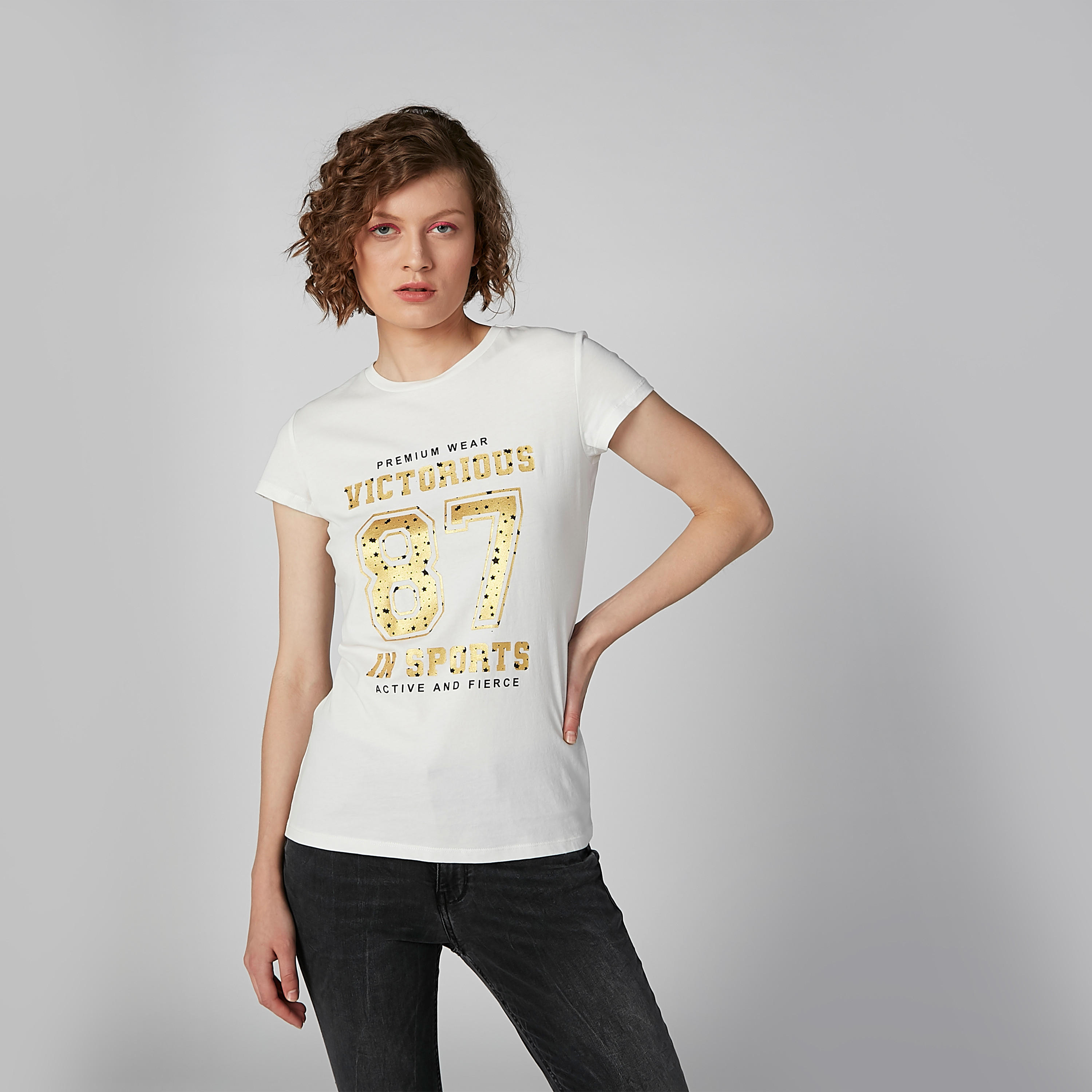تيشيرت بياقة مستديرة وأكمام كاب مع طبعات-women-clothing-tshirts-image-2