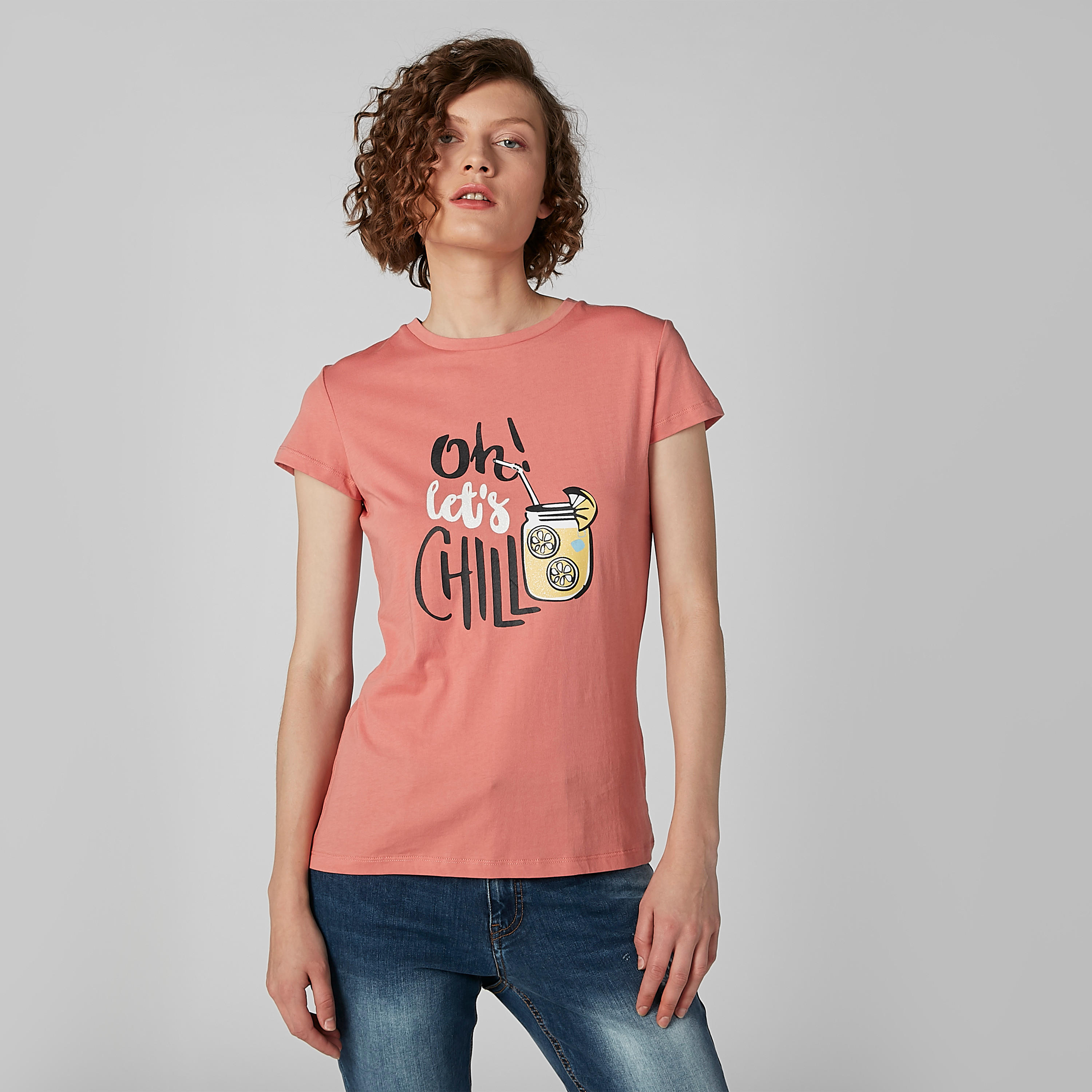 تيشيرت بياقة مستديرة وأكمام كاب مع طبعات جرافيك-women-clothing-tshirts-image-1