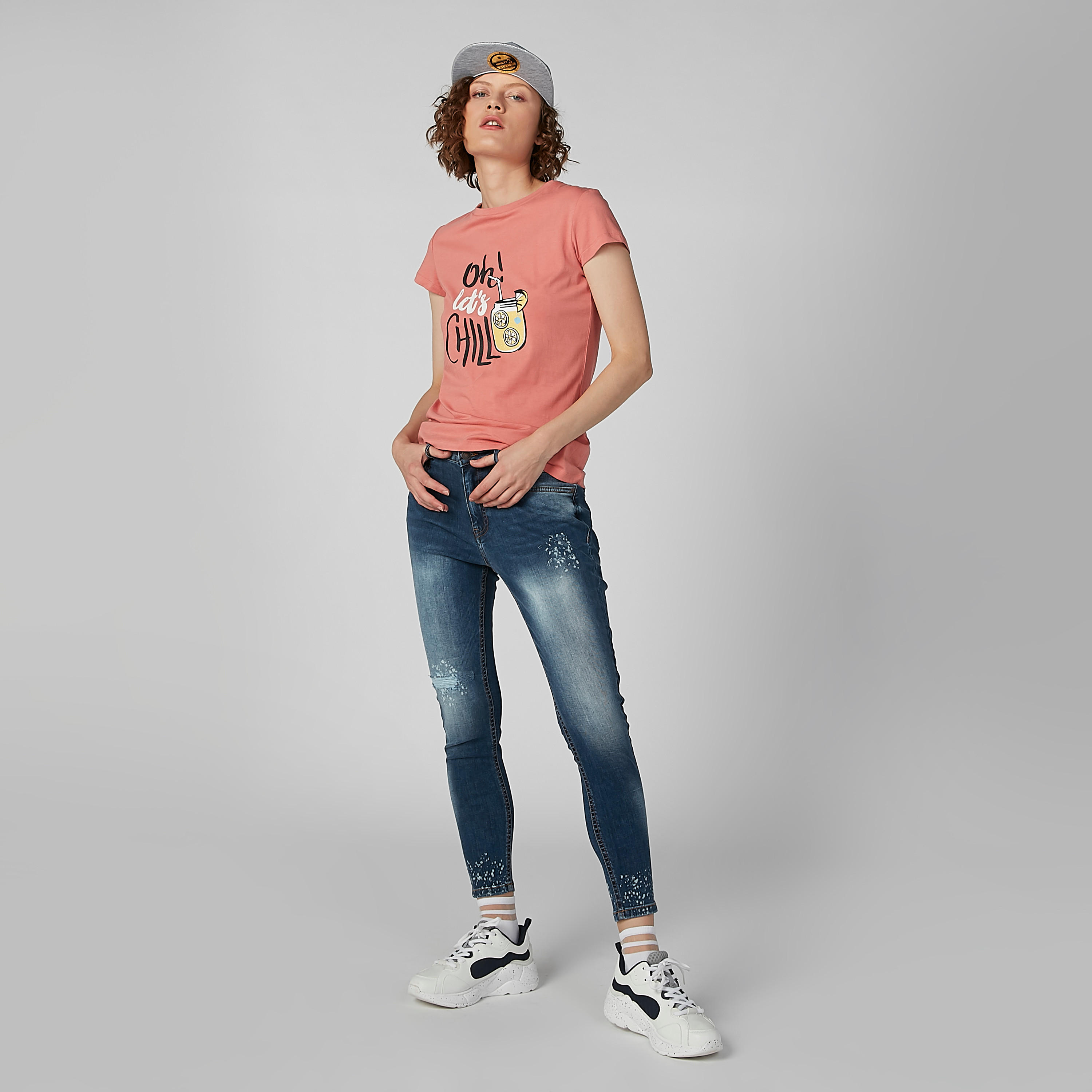 تيشيرت بياقة مستديرة وأكمام كاب مع طبعات جرافيك-women-clothing-tshirts-image-2
