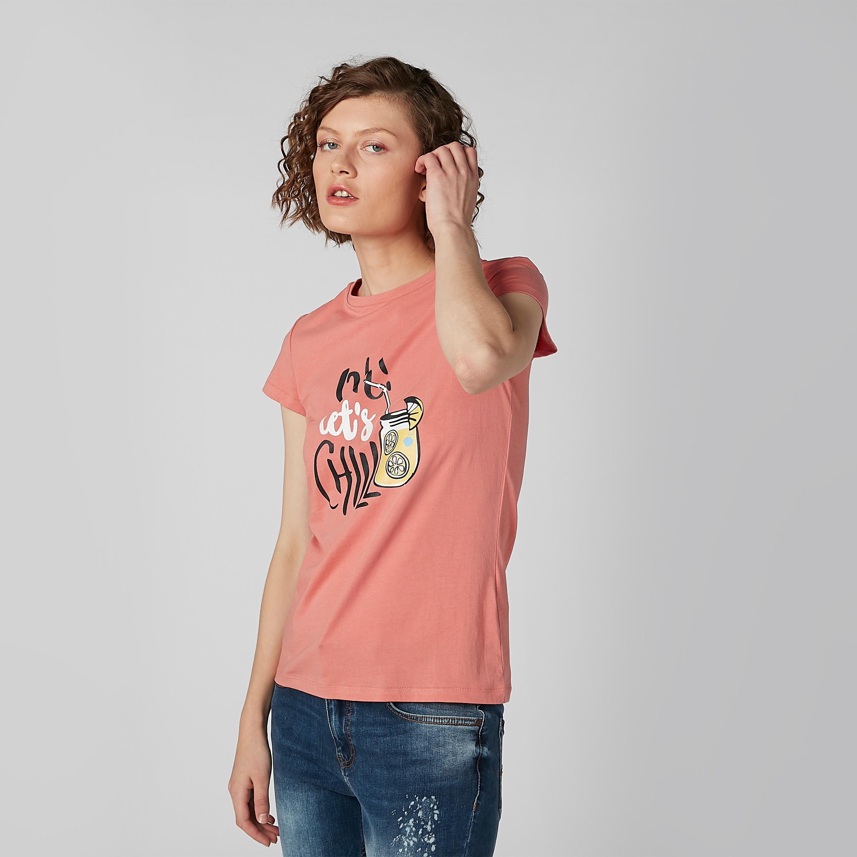 تيشيرت بياقة مستديرة وأكمام كاب مع طبعات جرافيك-women-clothing-tshirts-image-4
