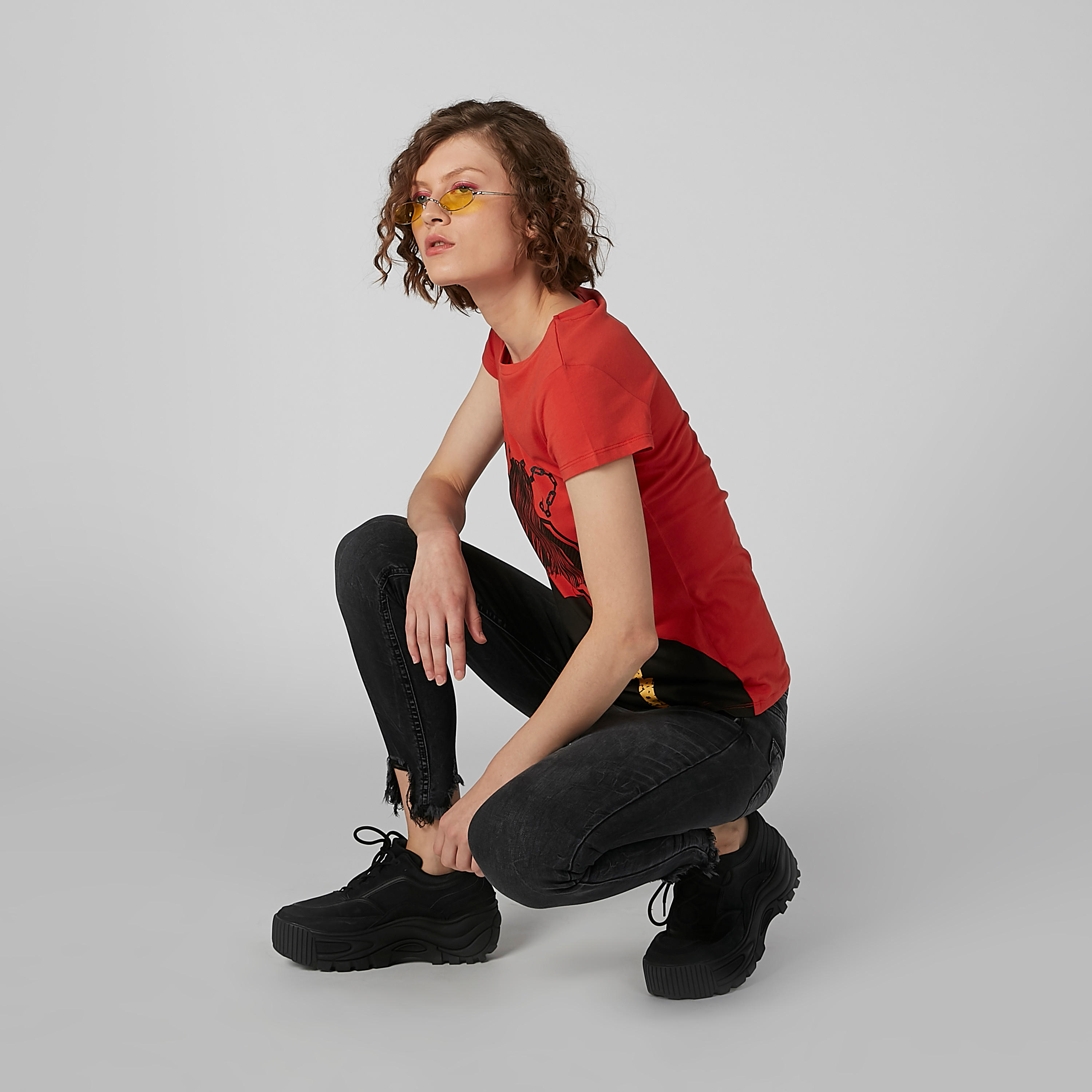 تيشيرت بياقة مستديرة وأكمام كاب وطبعات جرافيك-women-clothing-tshirts-image-2