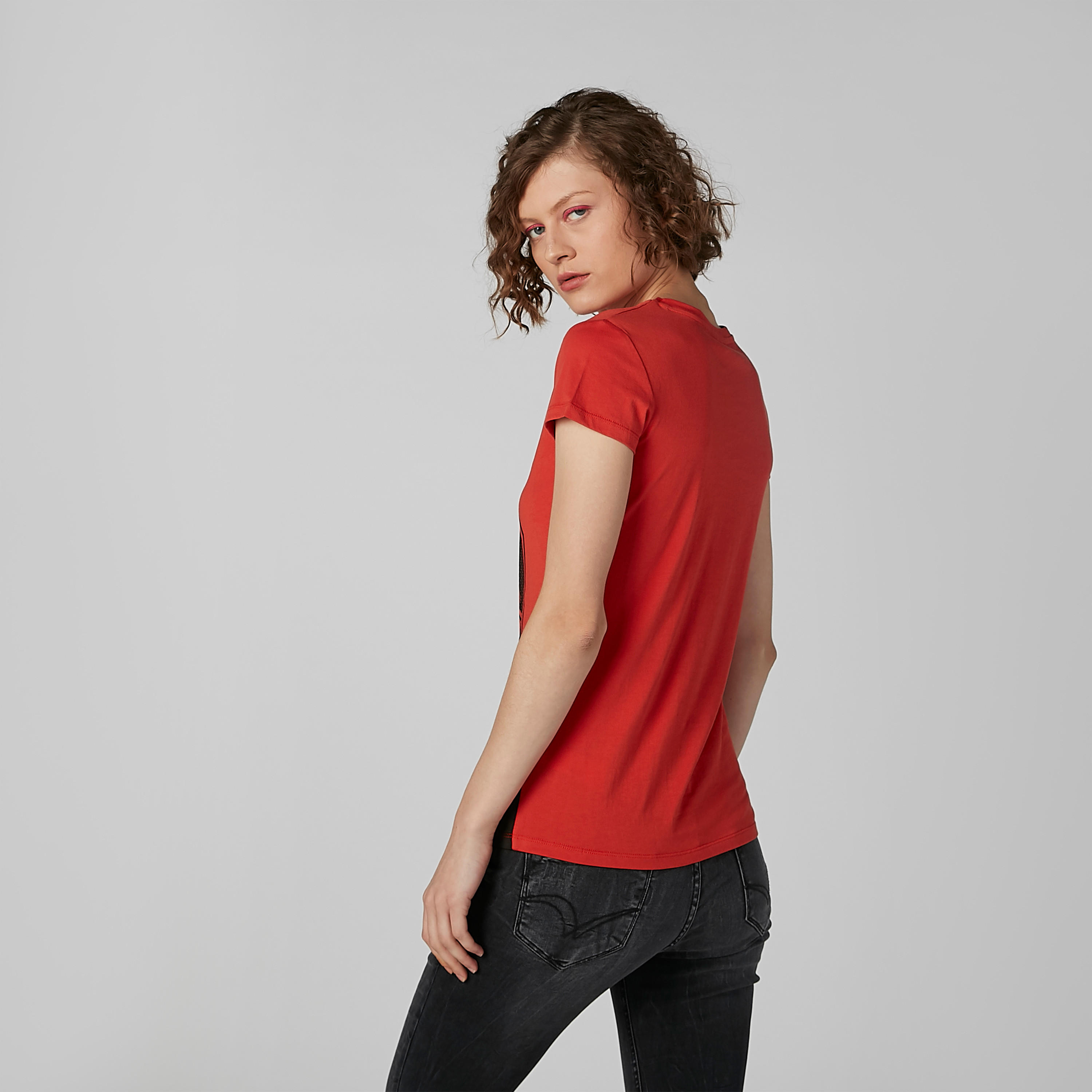 تيشيرت بياقة مستديرة وأكمام كاب وطبعات جرافيك-women-clothing-tshirts-image-3