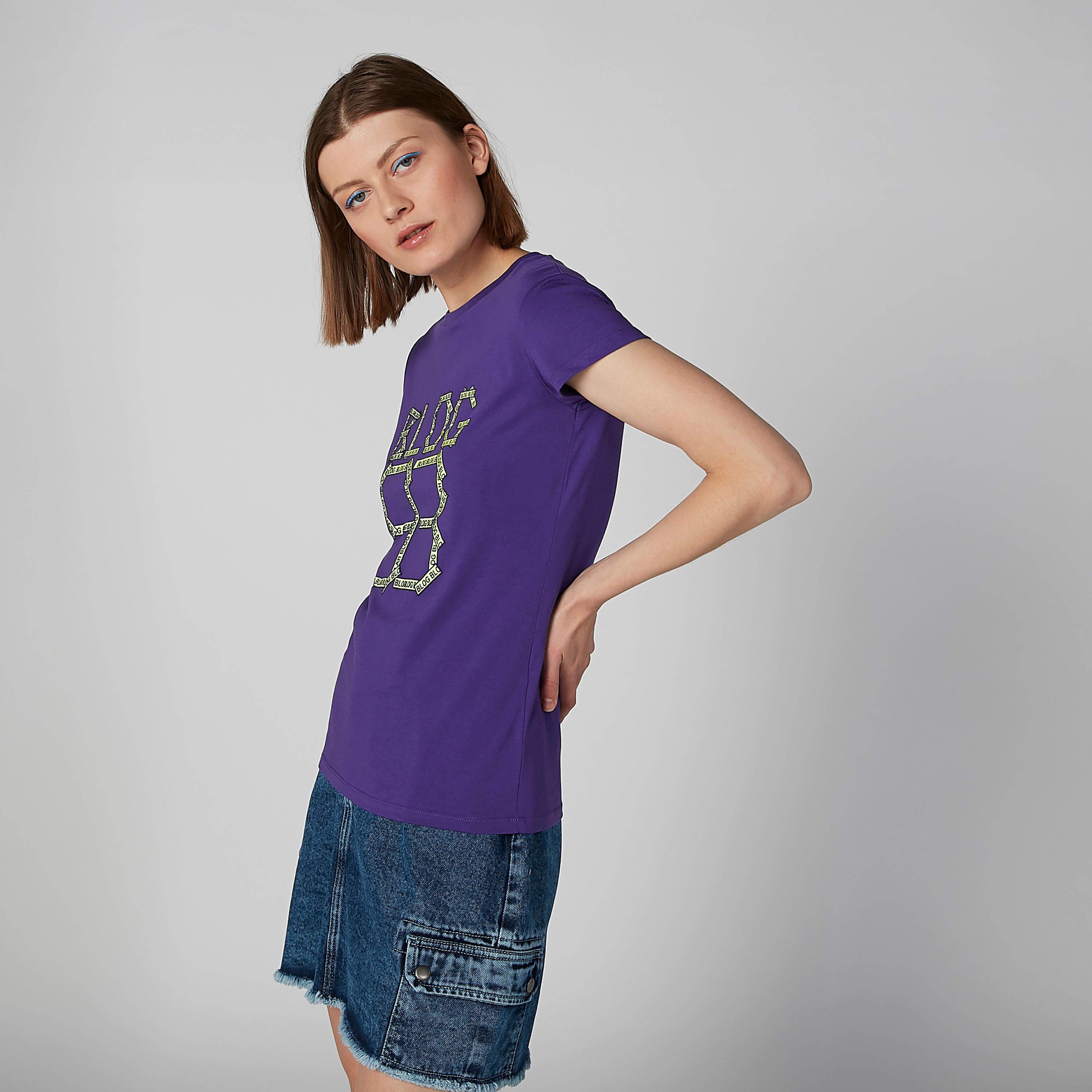 تيشيرت بياقة مستديرة وأكمام كاب وطبعات جرافيك-women-clothing-tshirts-image-1