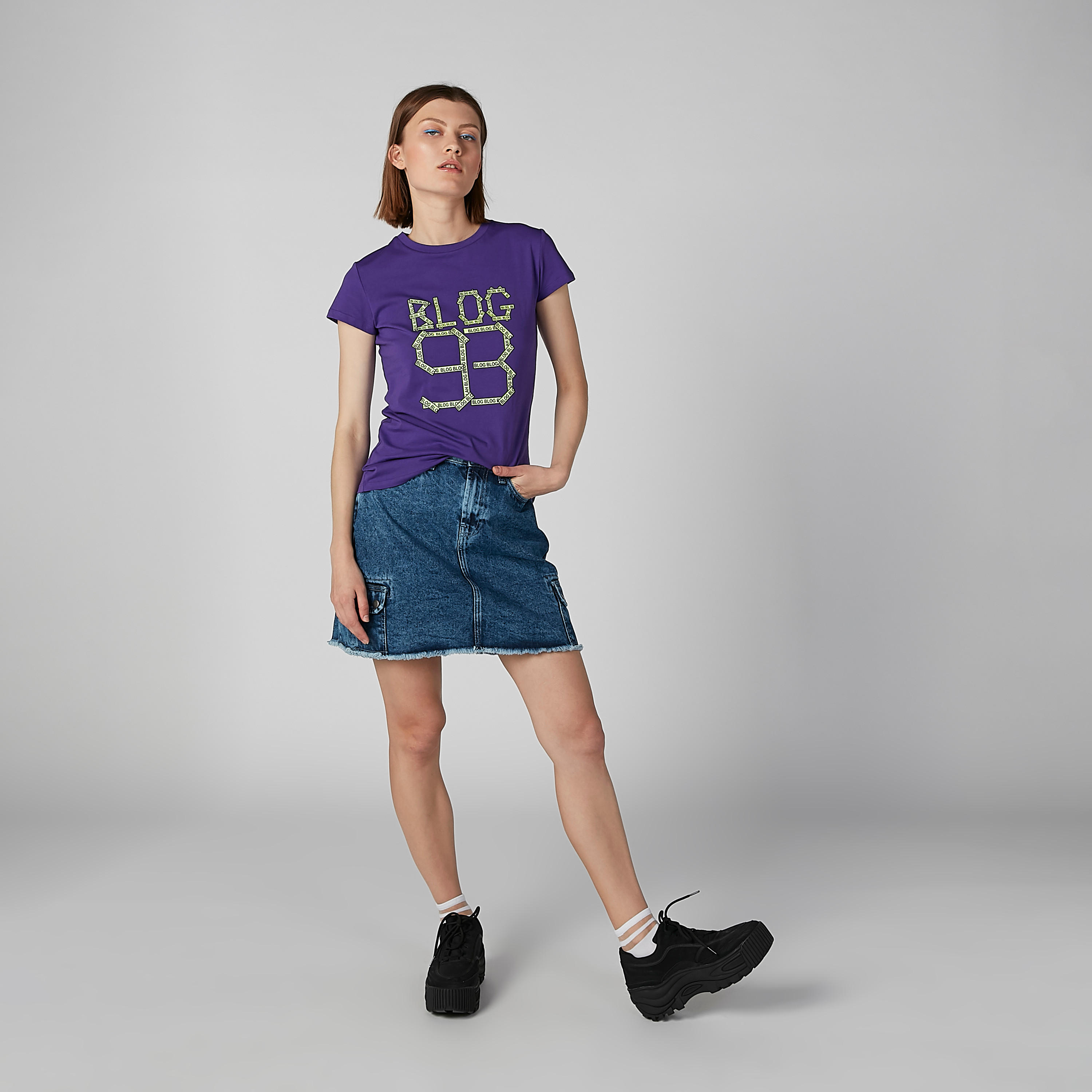 تيشيرت بياقة مستديرة وأكمام كاب وطبعات جرافيك-women-clothing-tshirts-image-2