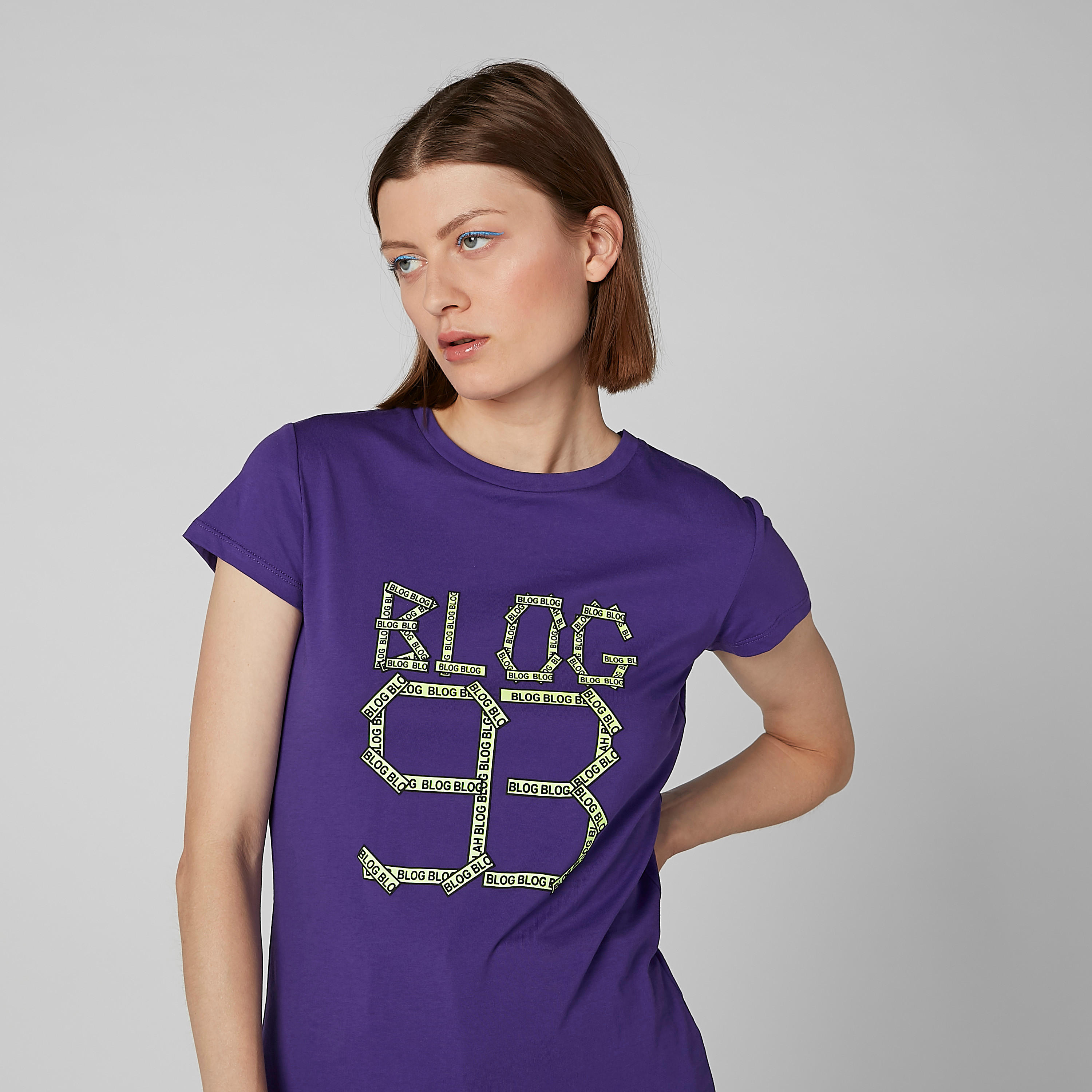 تيشيرت بياقة مستديرة وأكمام كاب وطبعات جرافيك-women-clothing-tshirts-image-3