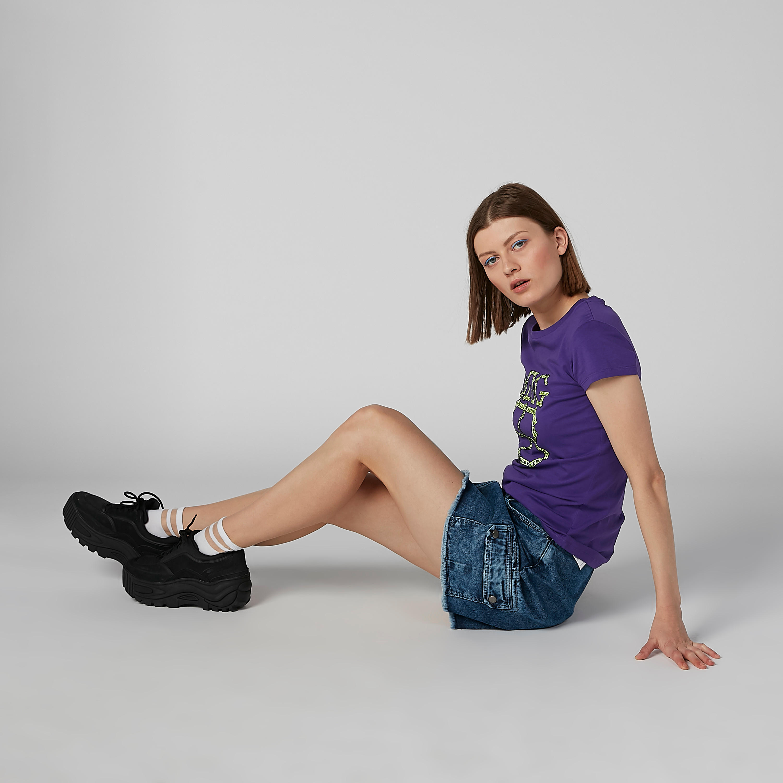 تيشيرت بياقة مستديرة وأكمام كاب وطبعات جرافيك-women-clothing-tshirts-image-4
