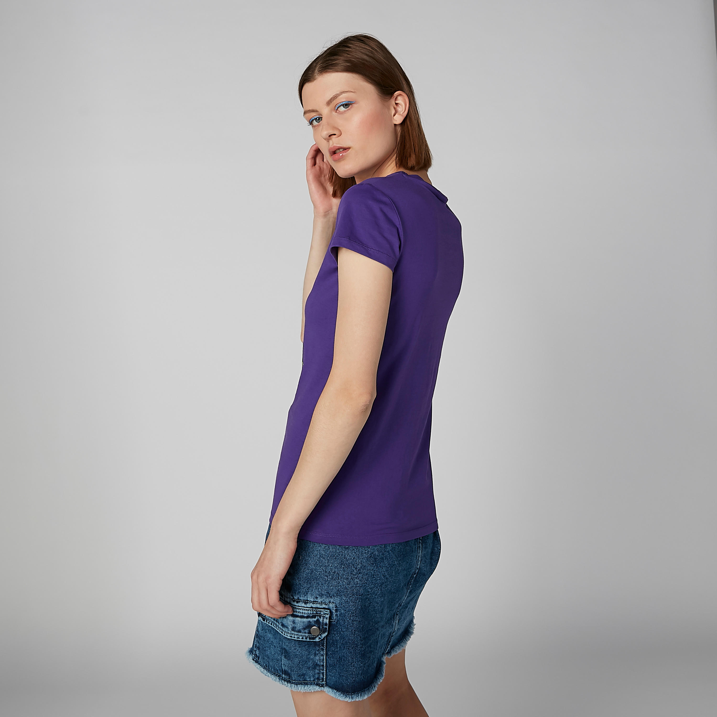 تيشيرت بياقة مستديرة وأكمام كاب وطبعات جرافيك-women-clothing-tshirts-image-5