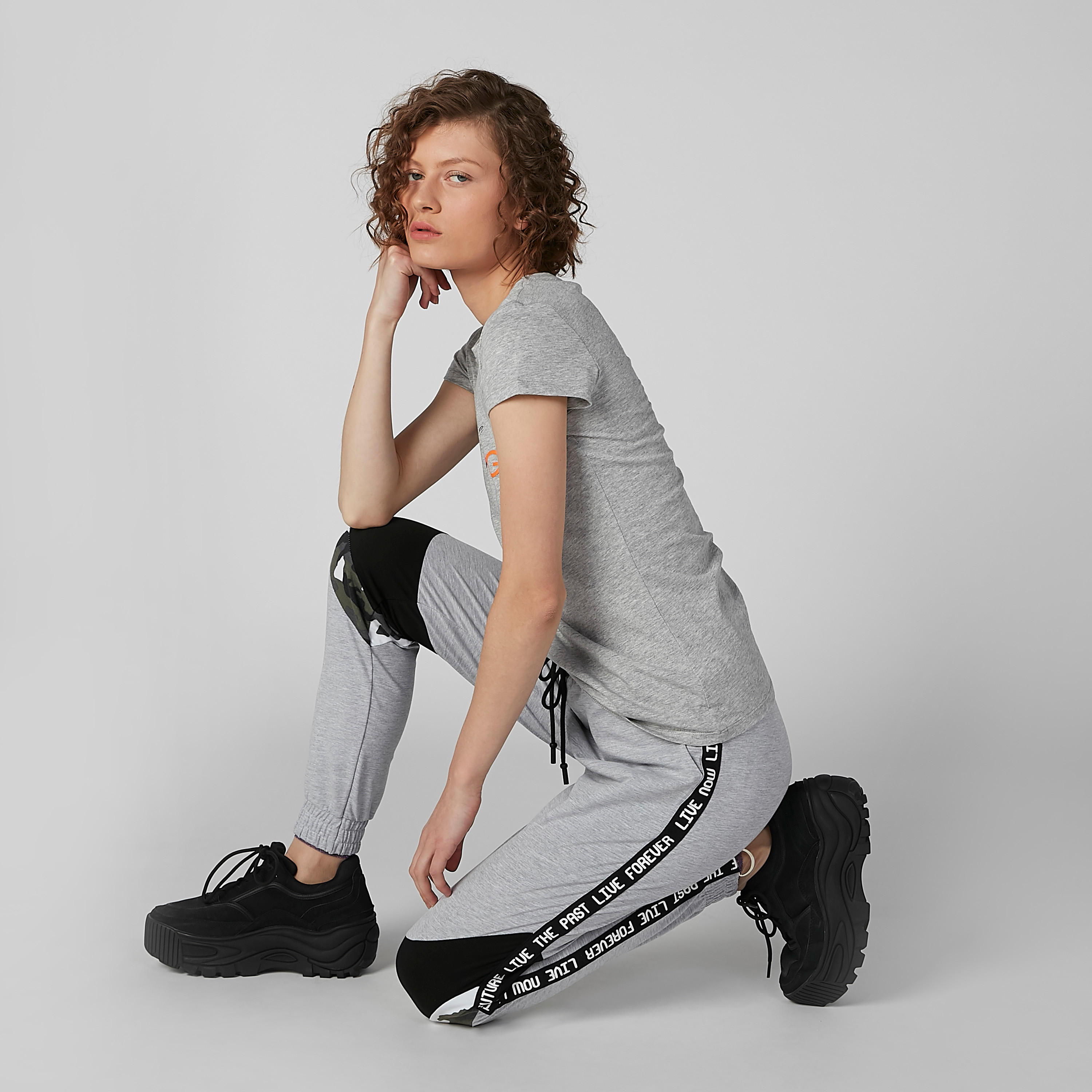 بلوزة بياقة مستديرة وأكمام كاب وطبعات-women-clothing-tshirts-image-2