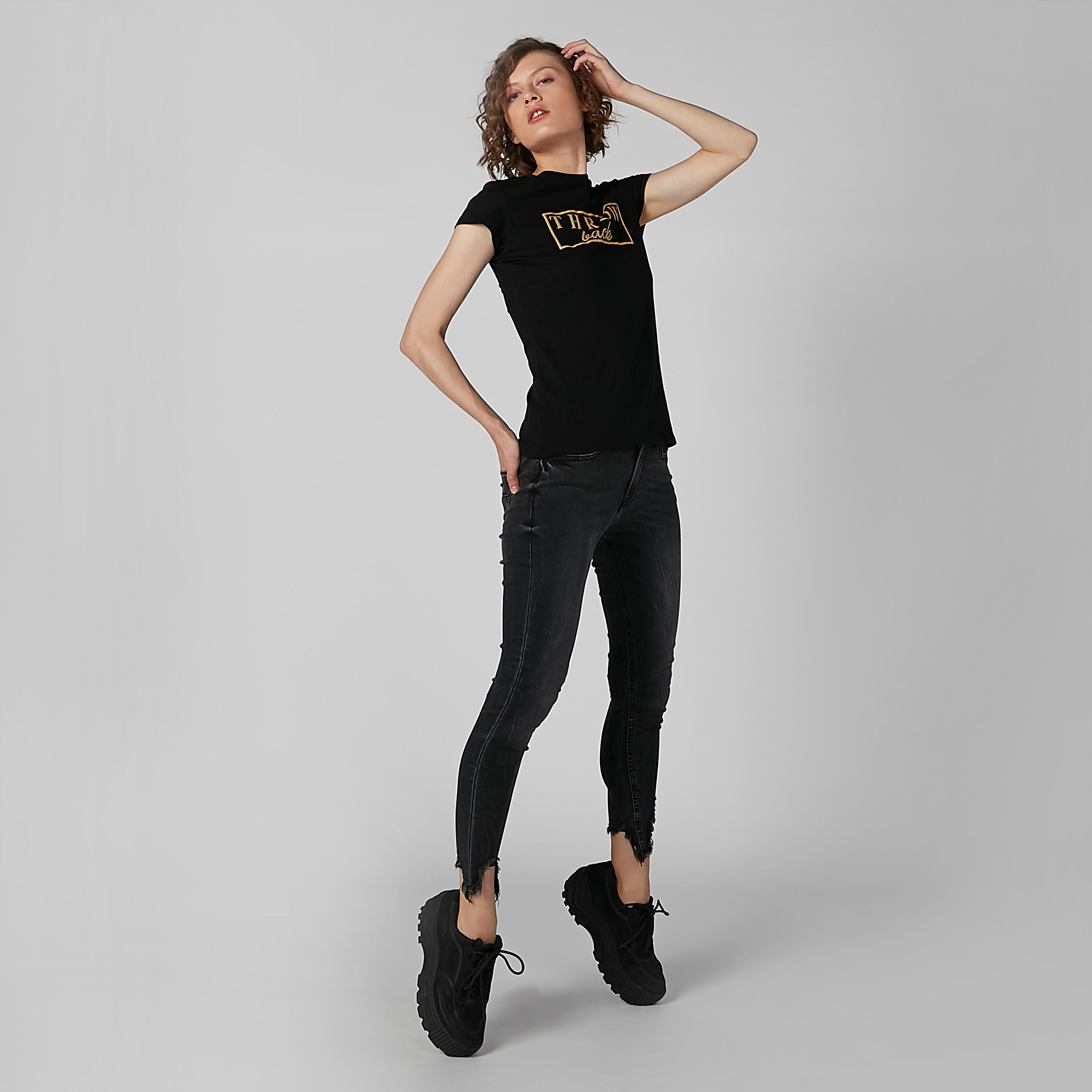 بلوزة بياقة مستديرة وأكمام كاب وطبعات نصيّة-women-clothing-tshirts-image-3