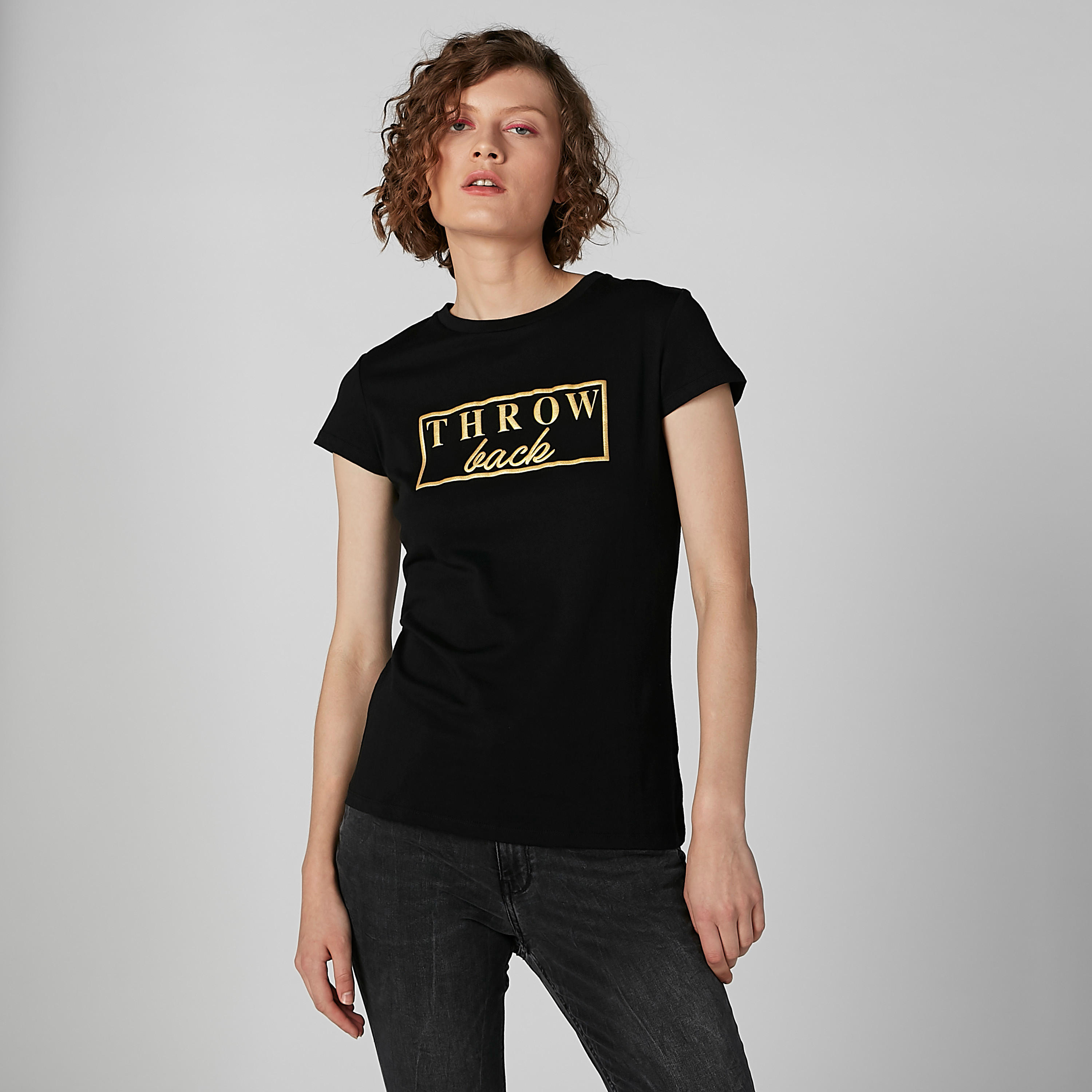 بلوزة بياقة مستديرة وأكمام كاب وطبعات نصيّة-women-clothing-tshirts-image-2